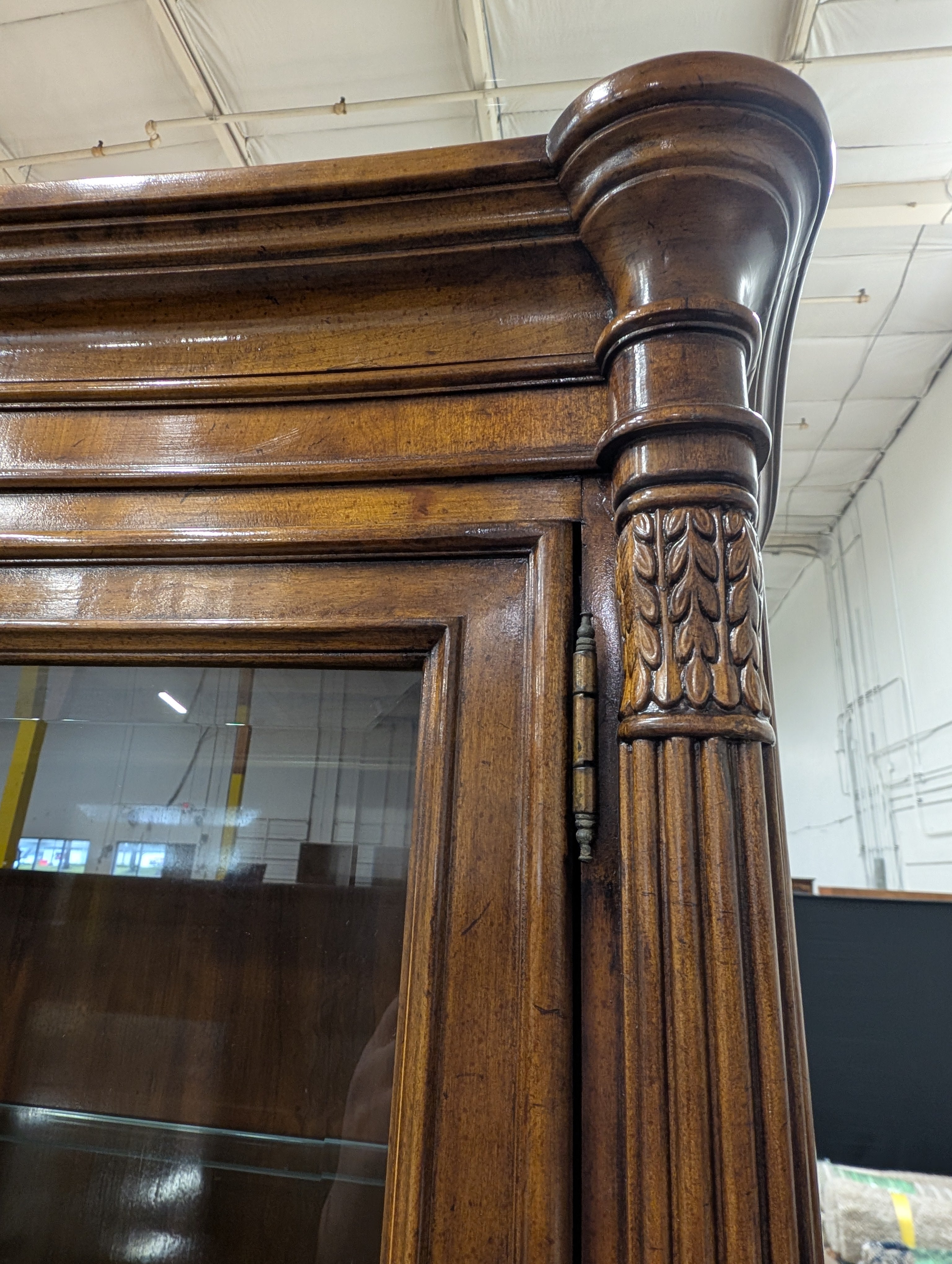 DREXEL Hardwood Curio Cabinet - Excellent Condition