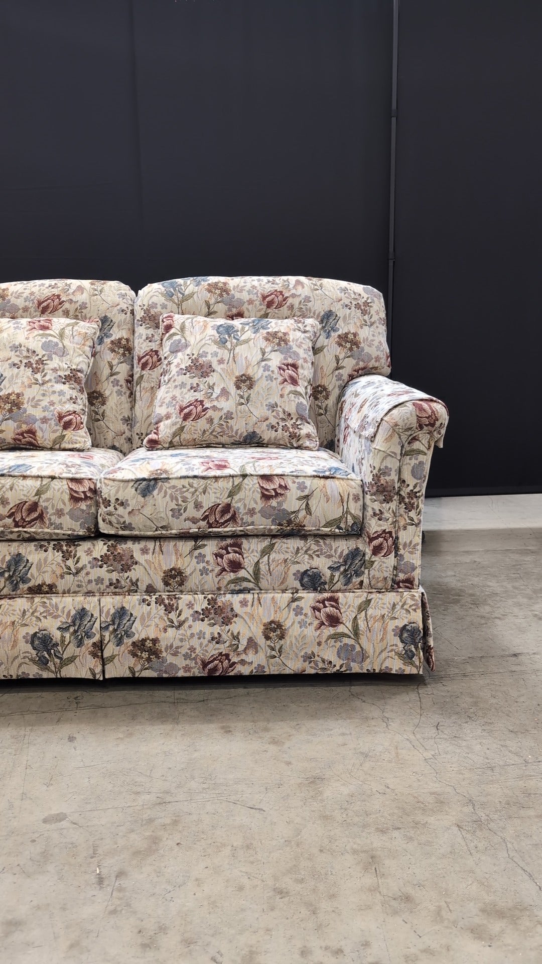 Flexsteel Traditional Floral Upholstered Loveseat