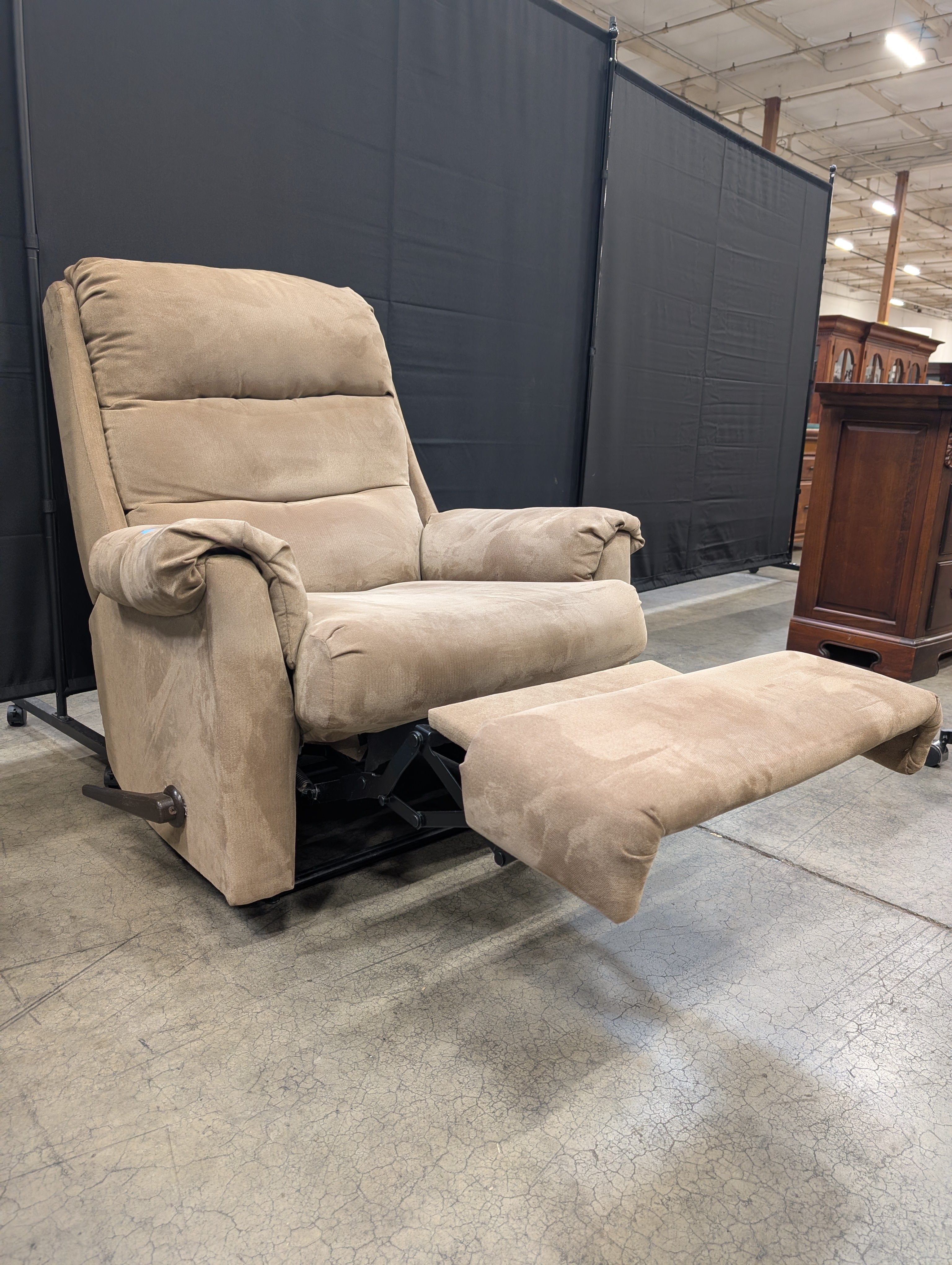 Lane Furniture Ind. Tan Reclining Armchair