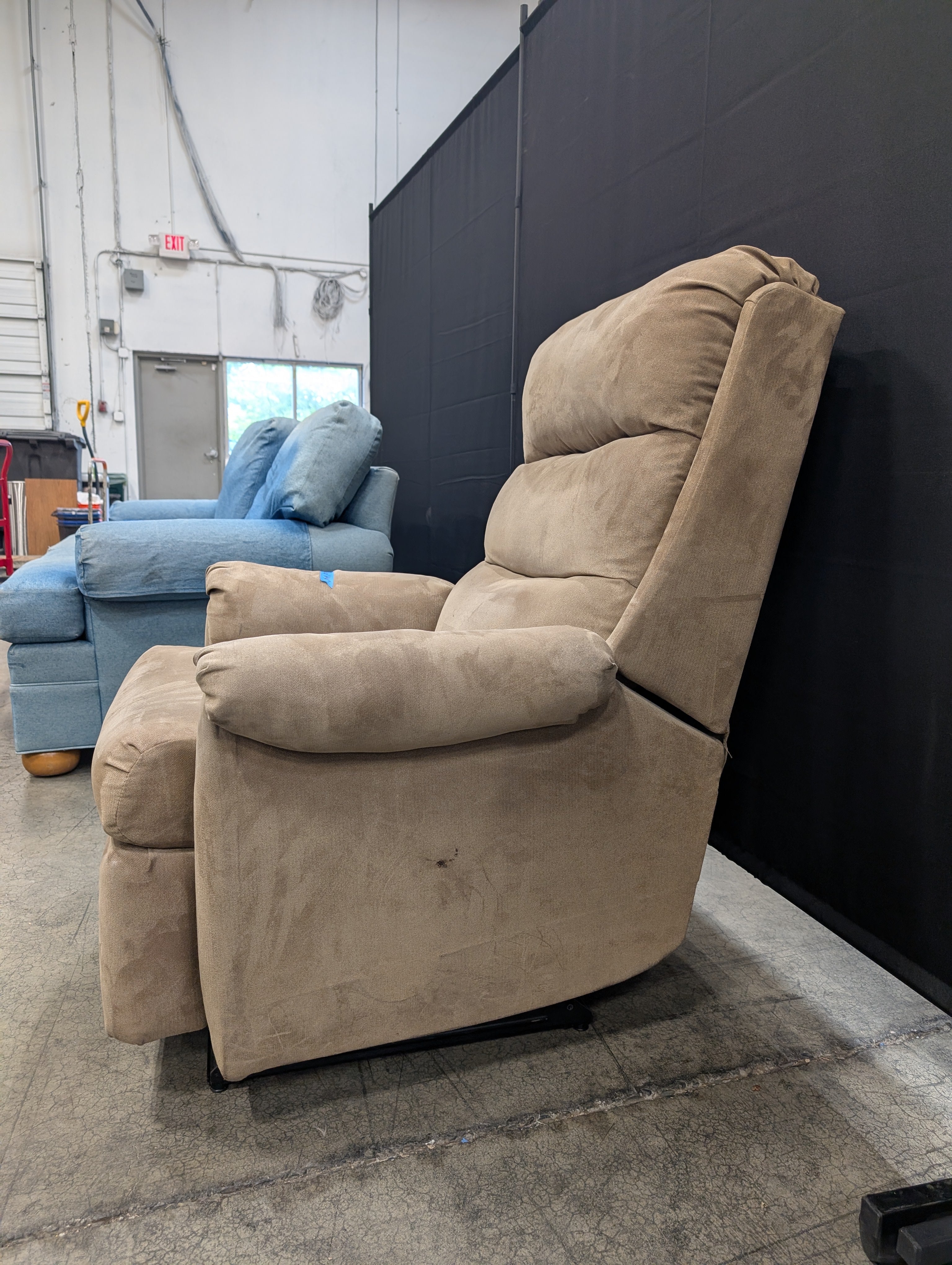 Lane Furniture Ind. Tan Reclining Armchair