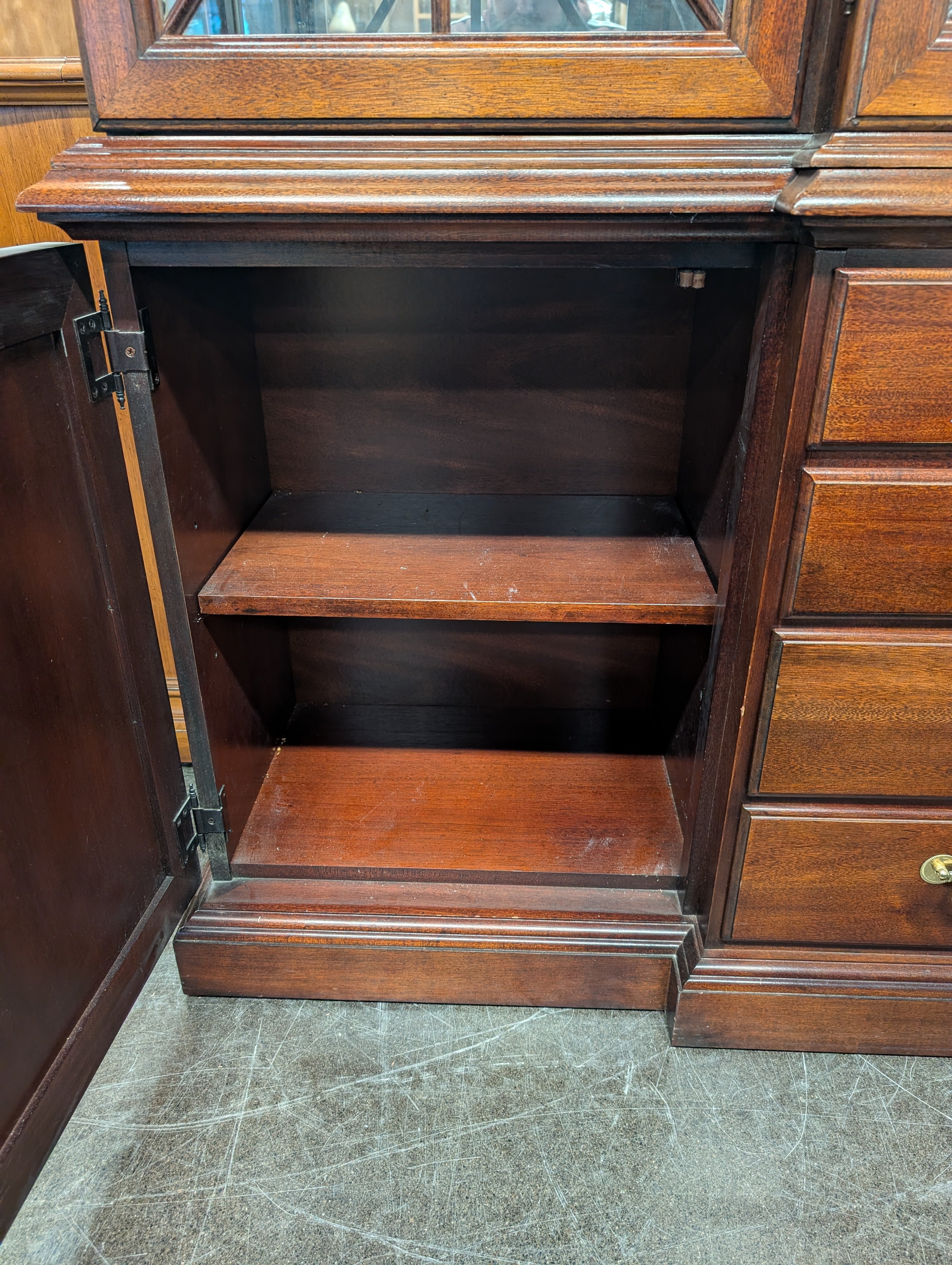 Thomasville Georgian Style Large Mahogany China Display Breakfront