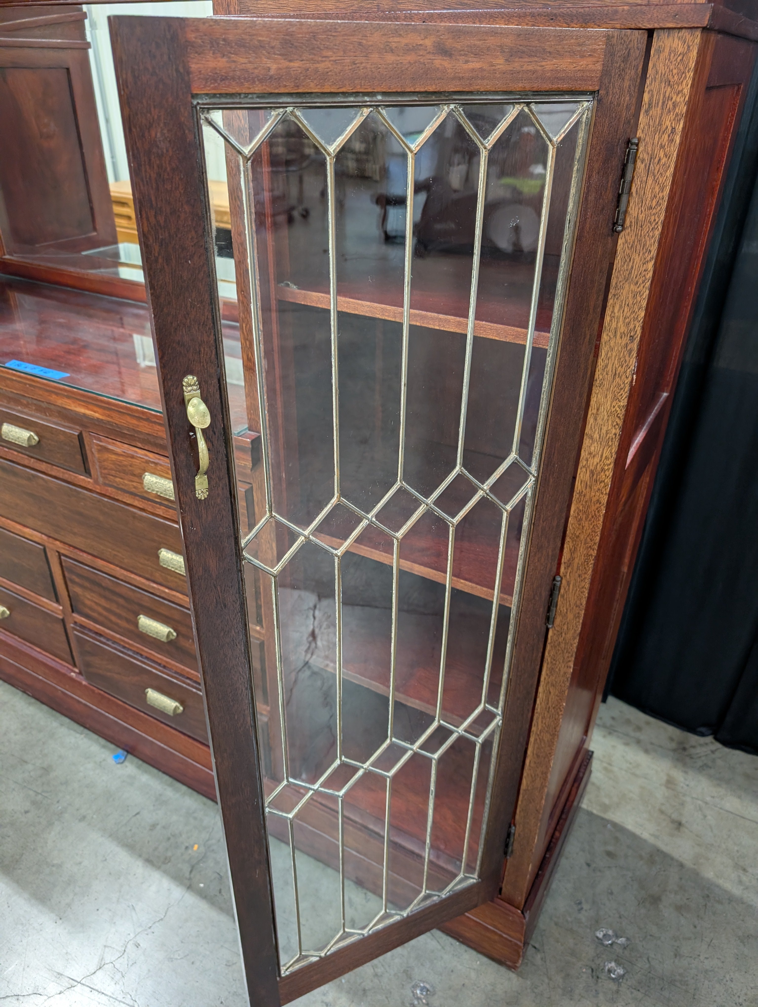 Traditional Mahogany Wood China Cabinet with Mirror