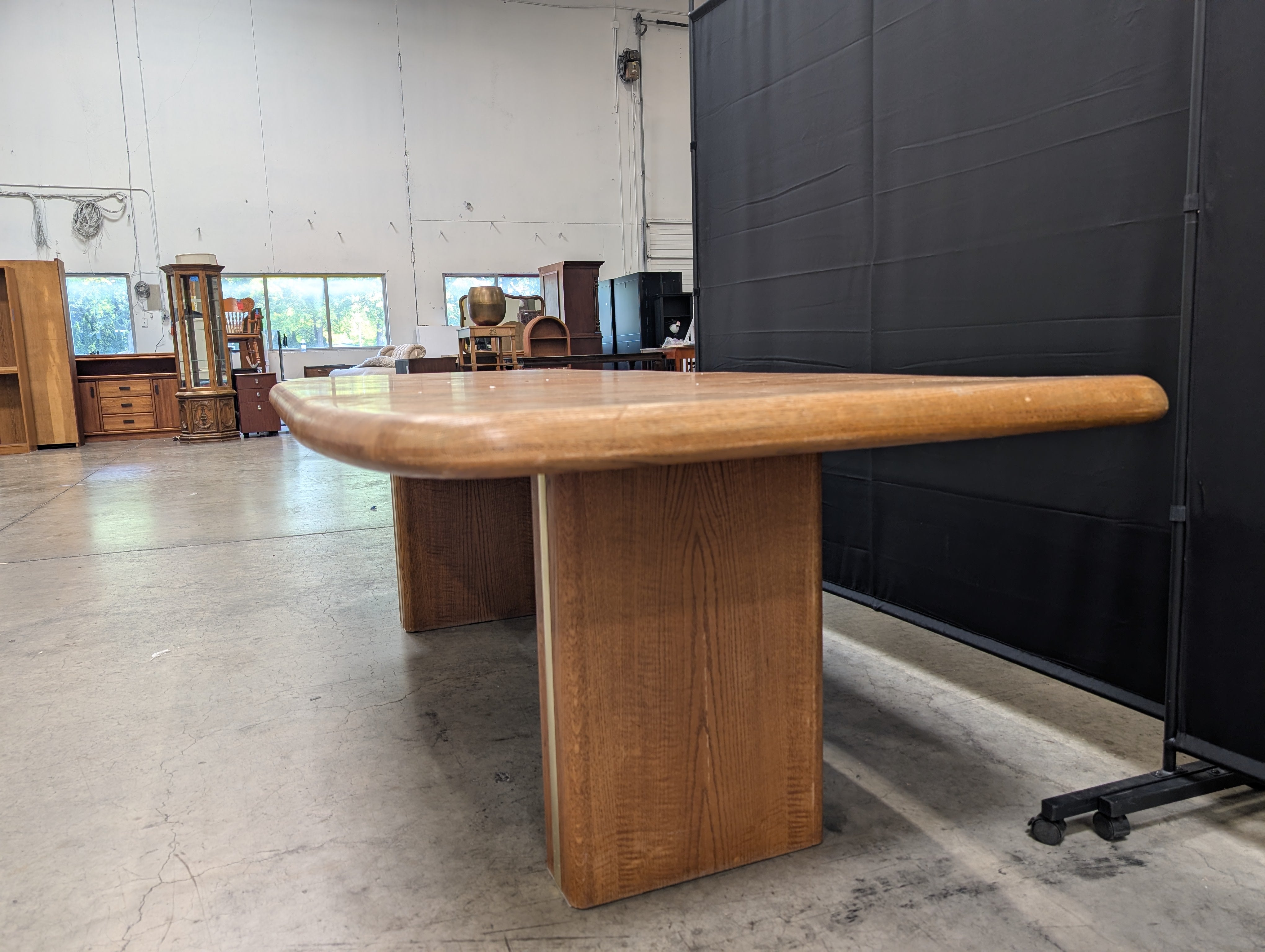 Vintage Rounded Pedestal Dining Table in Oak Wood