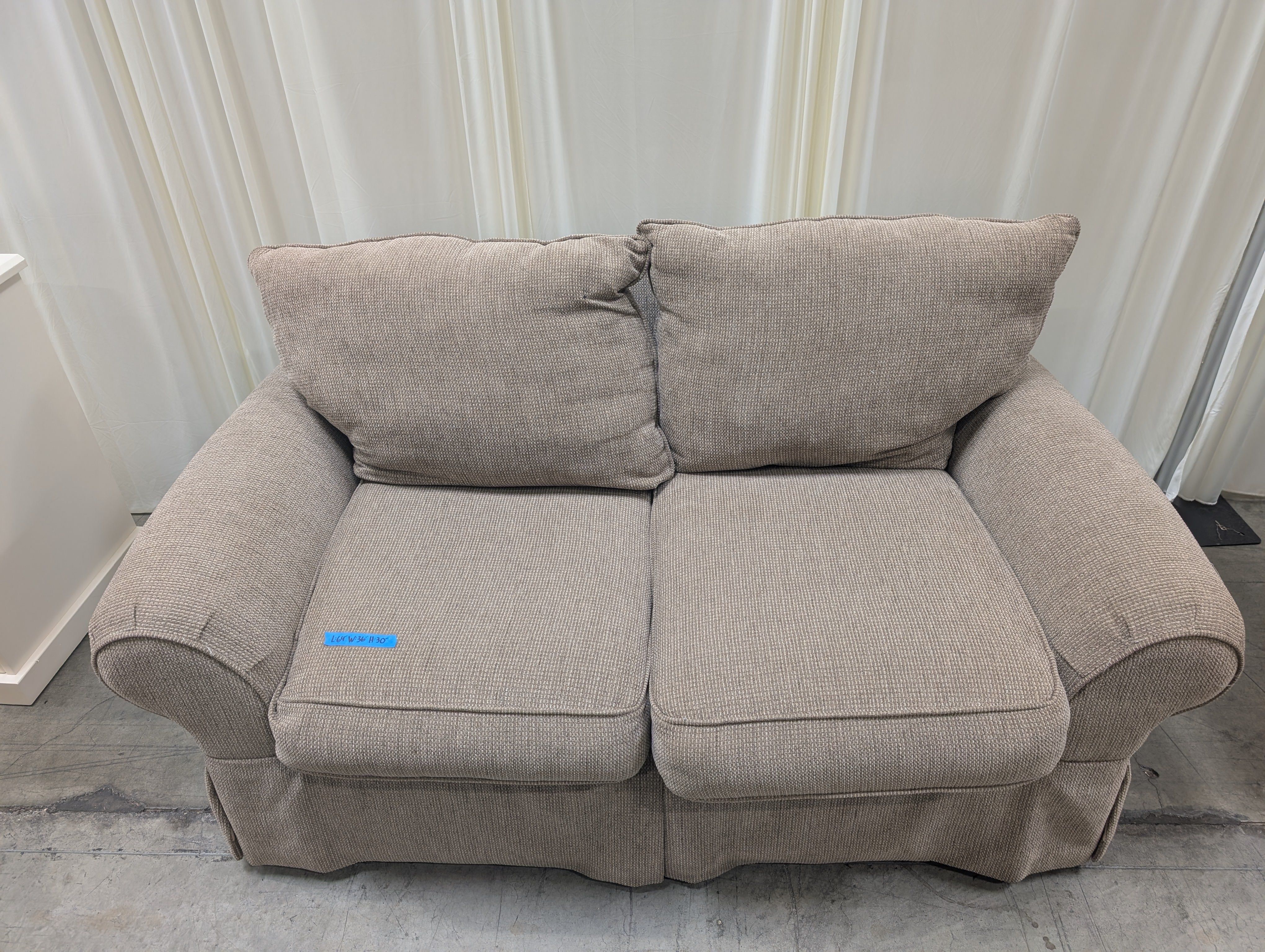 Sealy Furniture Woven Fabric Loveseat with Accent Pillows