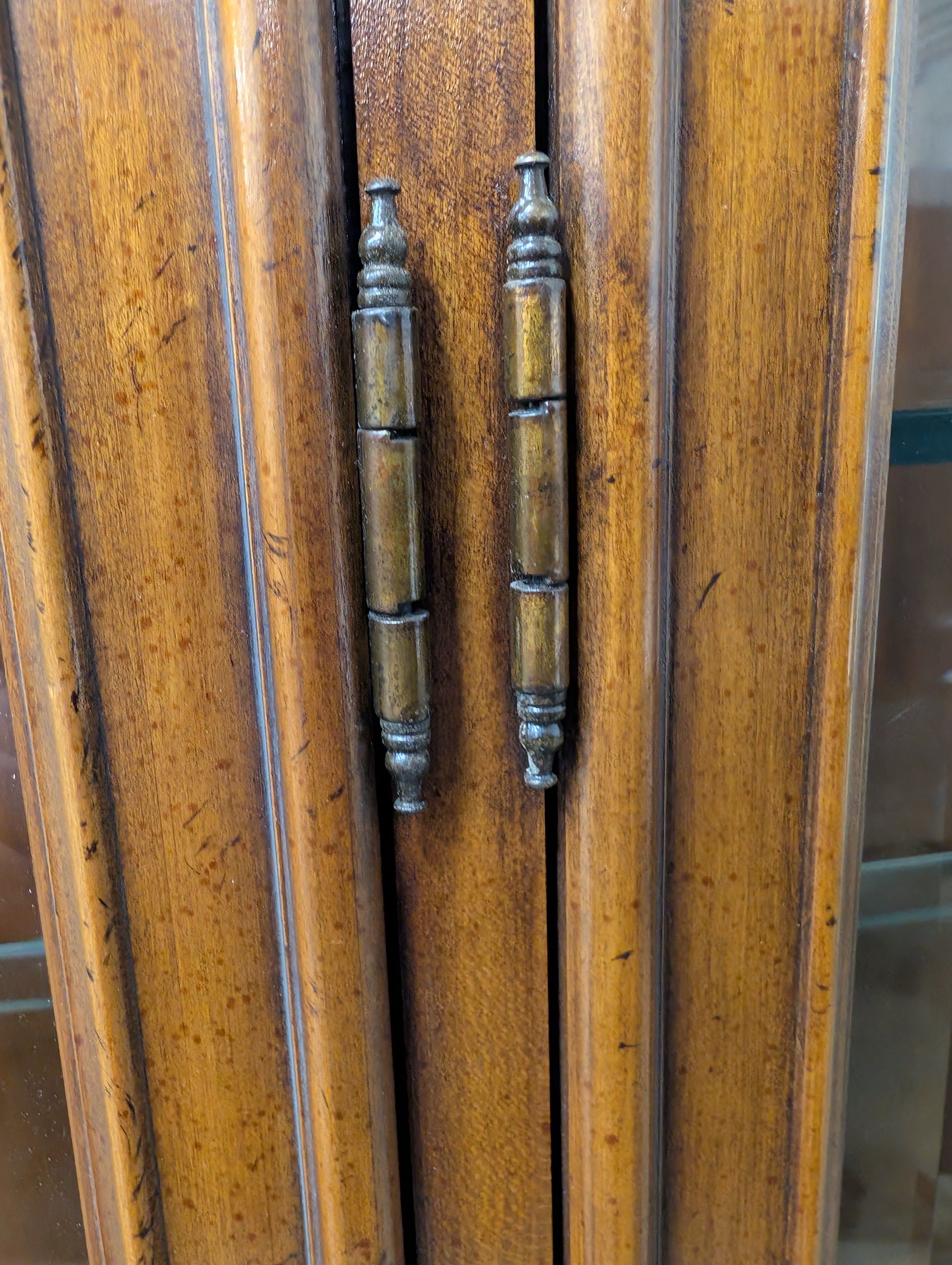 DREXEL Hardwood Curio Cabinet - Excellent Condition