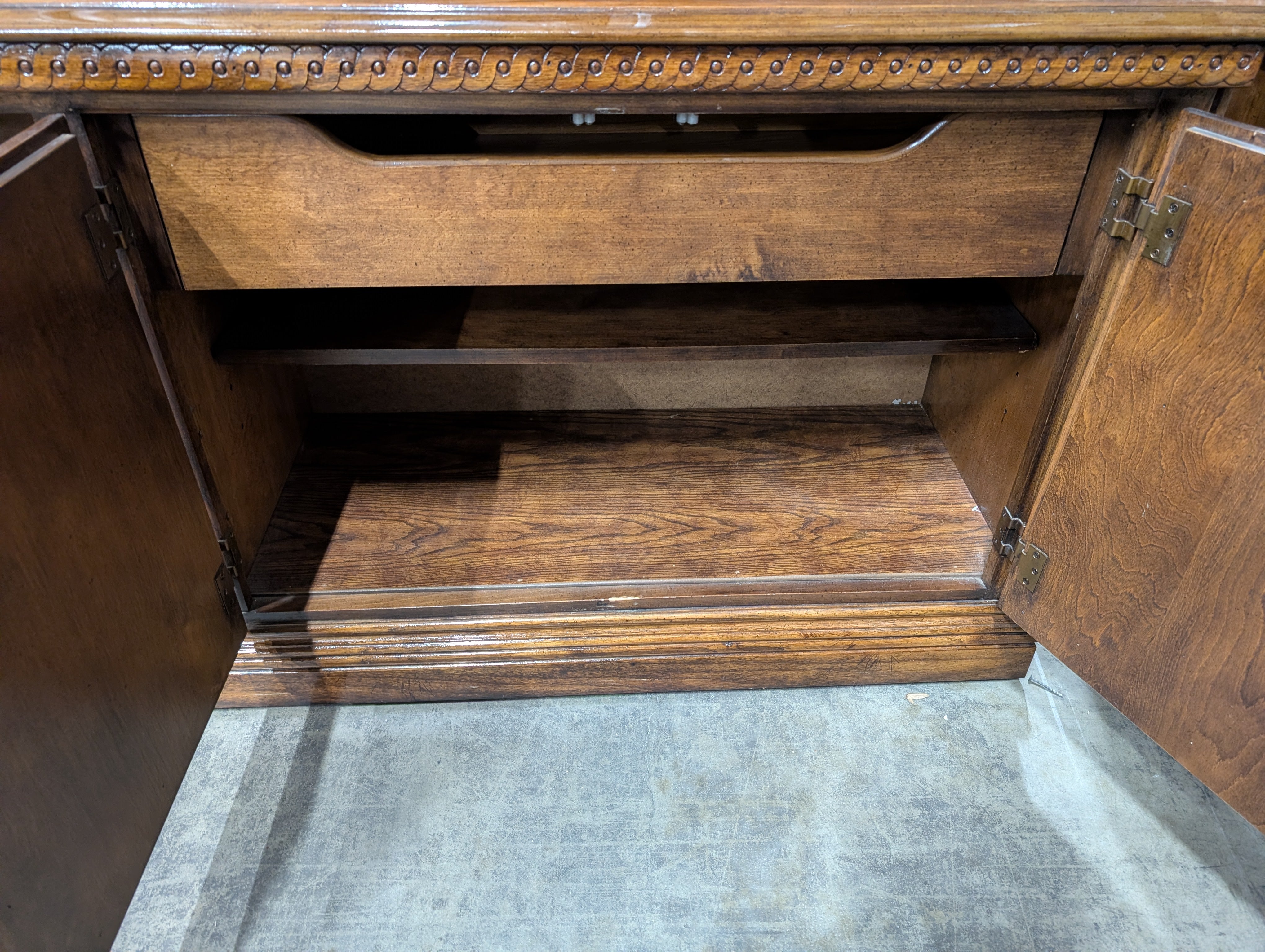 Traditional Renfrew Hall China Cabinet