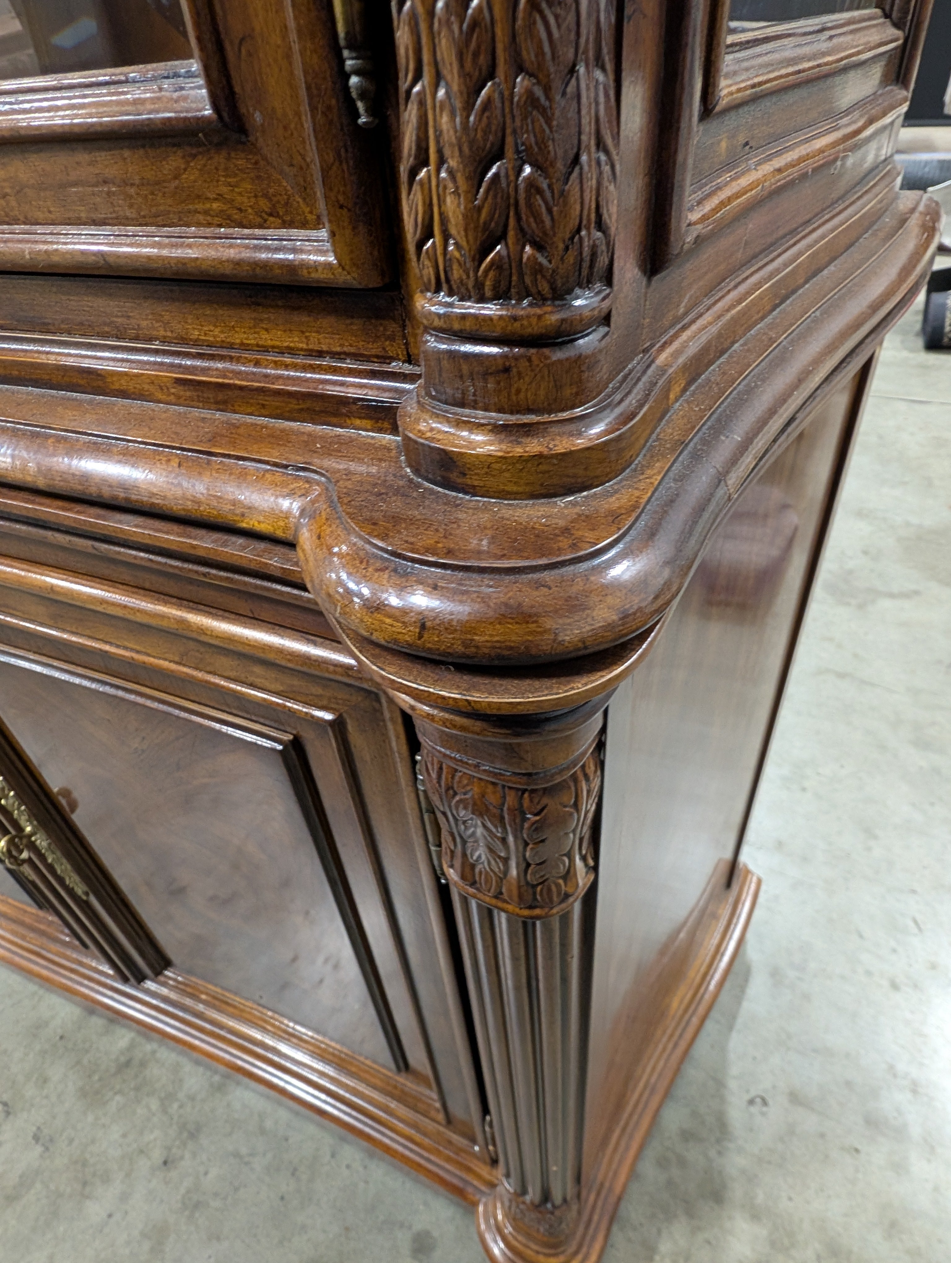 DREXEL Hardwood Curio Cabinet - Excellent Condition