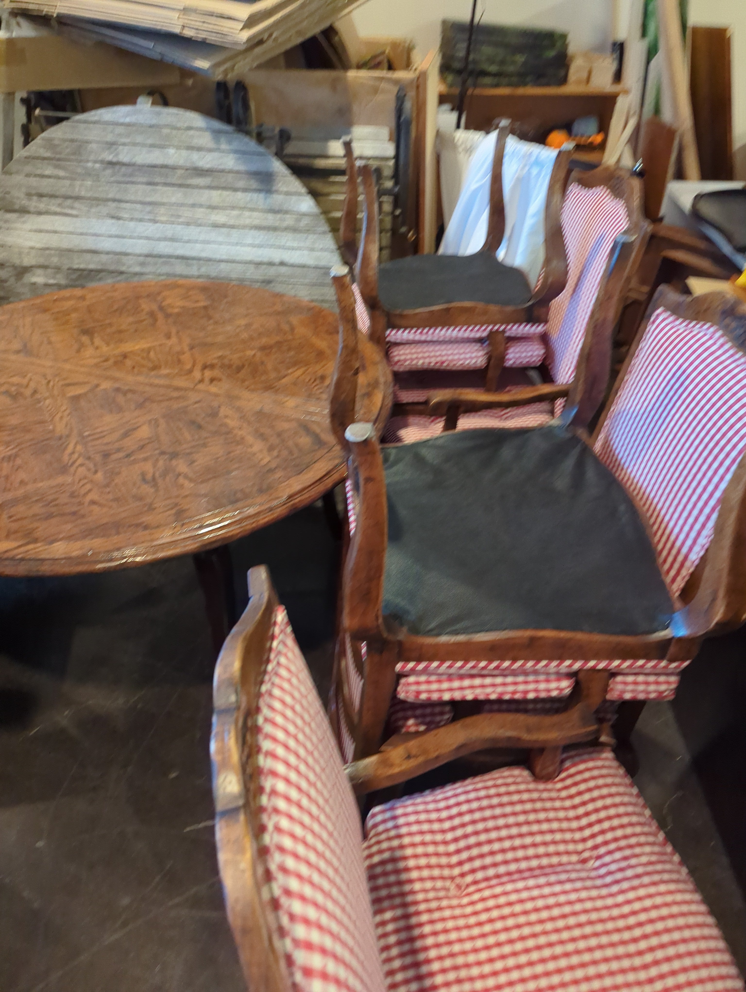 Oak Tiger Wood Dining Table with 5 Gingham Plaid Chairs