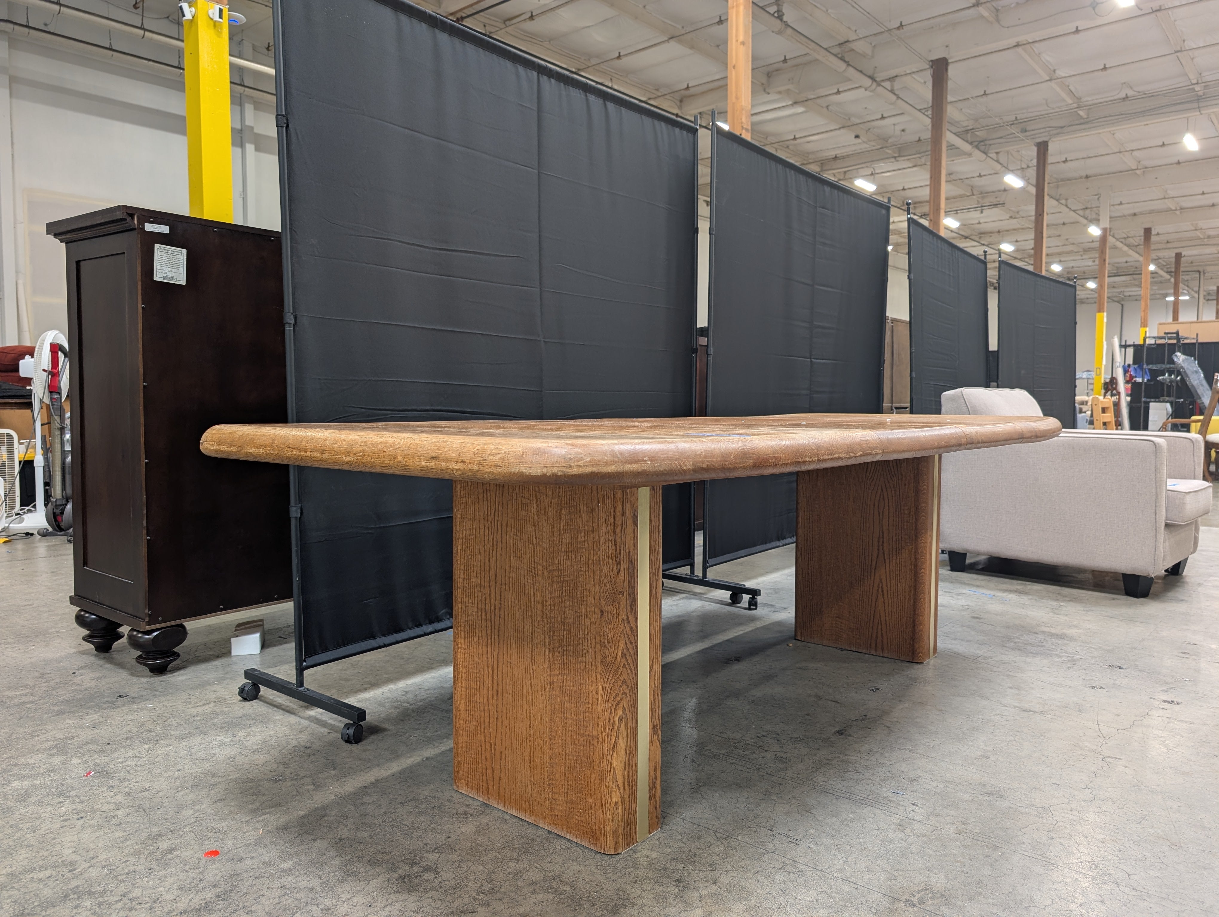 Vintage Rounded Pedestal Dining Table in Oak Wood