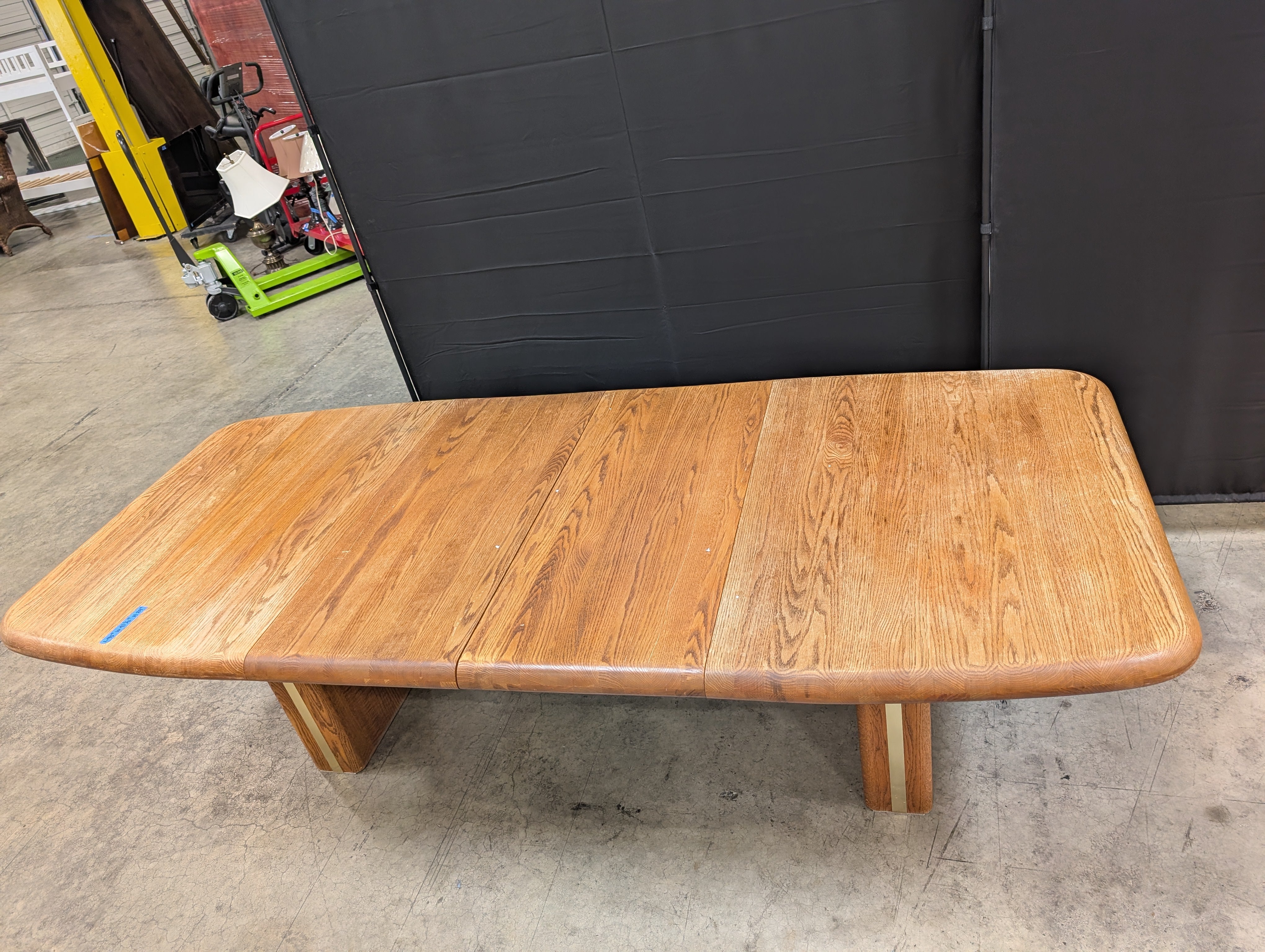 Vintage Rounded Pedestal Dining Table in Oak Wood