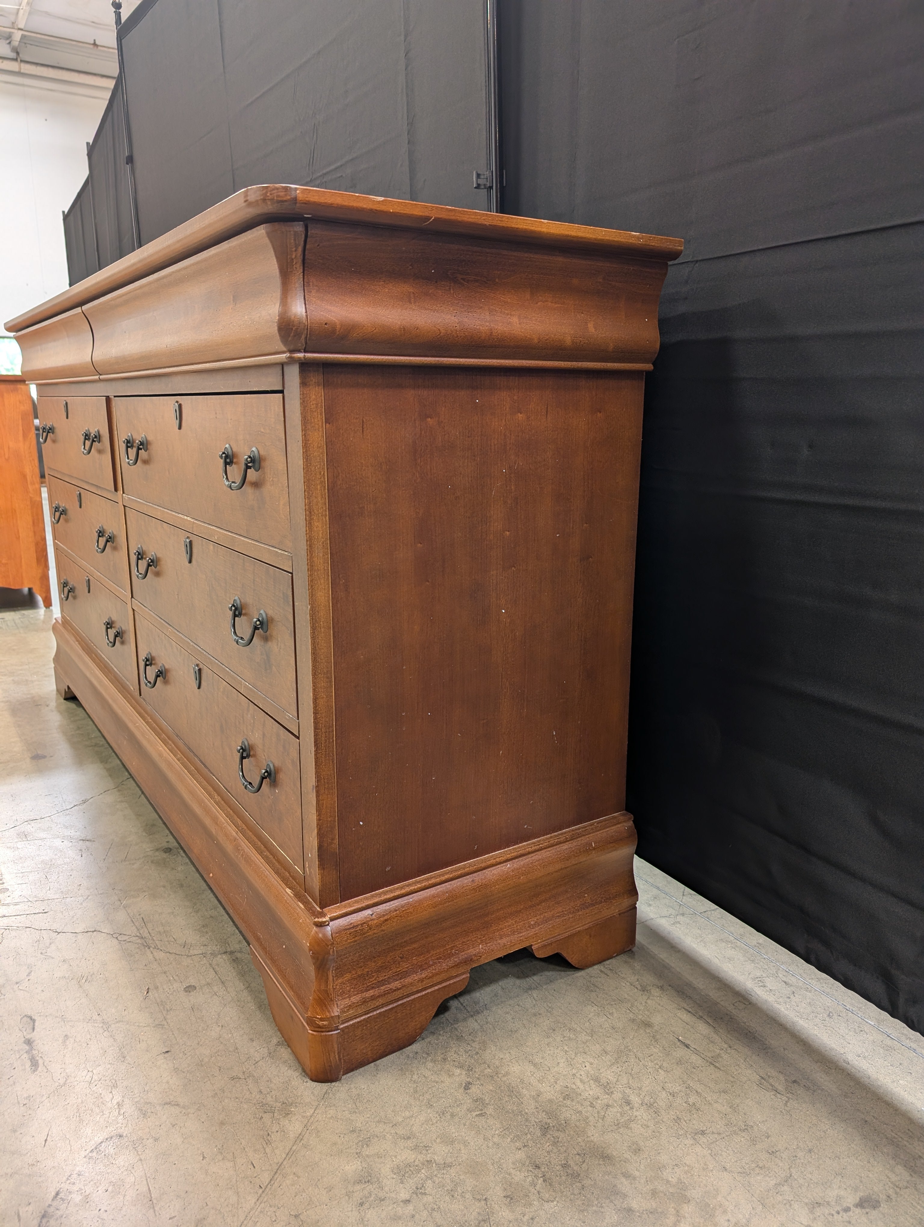 Bassett Traditional Eight-Drawer Wooden Dresser
