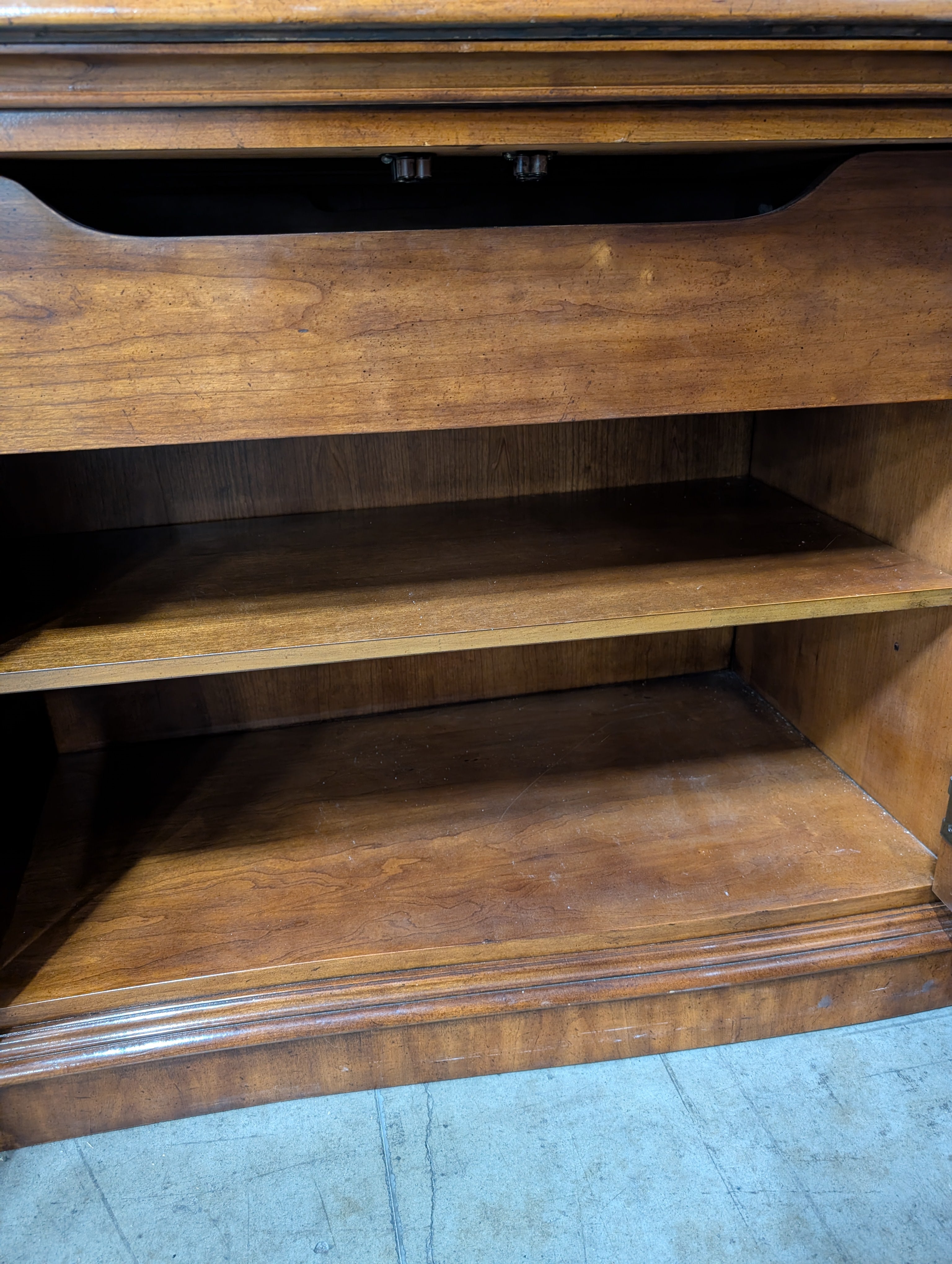 DREXEL Hardwood Curio Cabinet - Excellent Condition