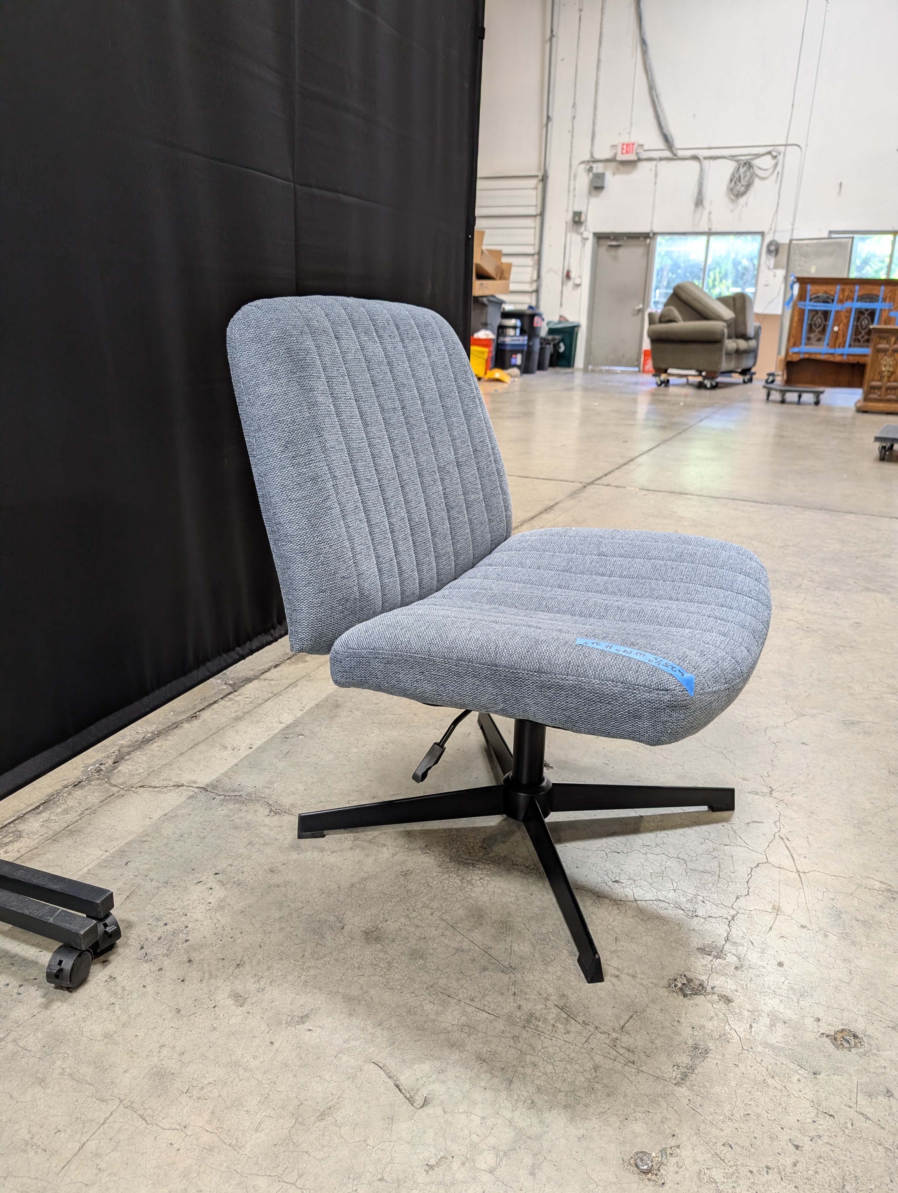 Henglin Home Furnishings Co., Ltd Grey Fabric Swivel Desk Chair
