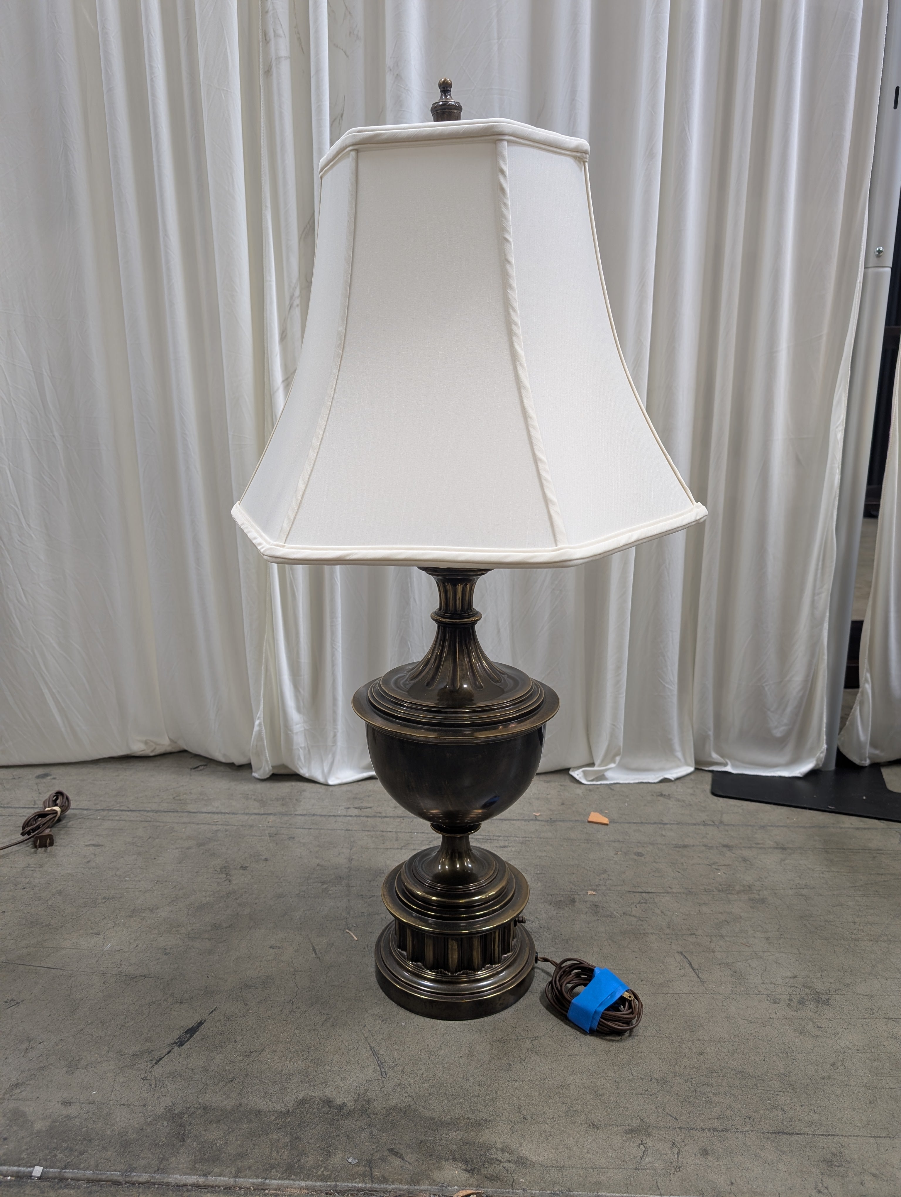 Traditional Urn Style Table Lamp in Bronze