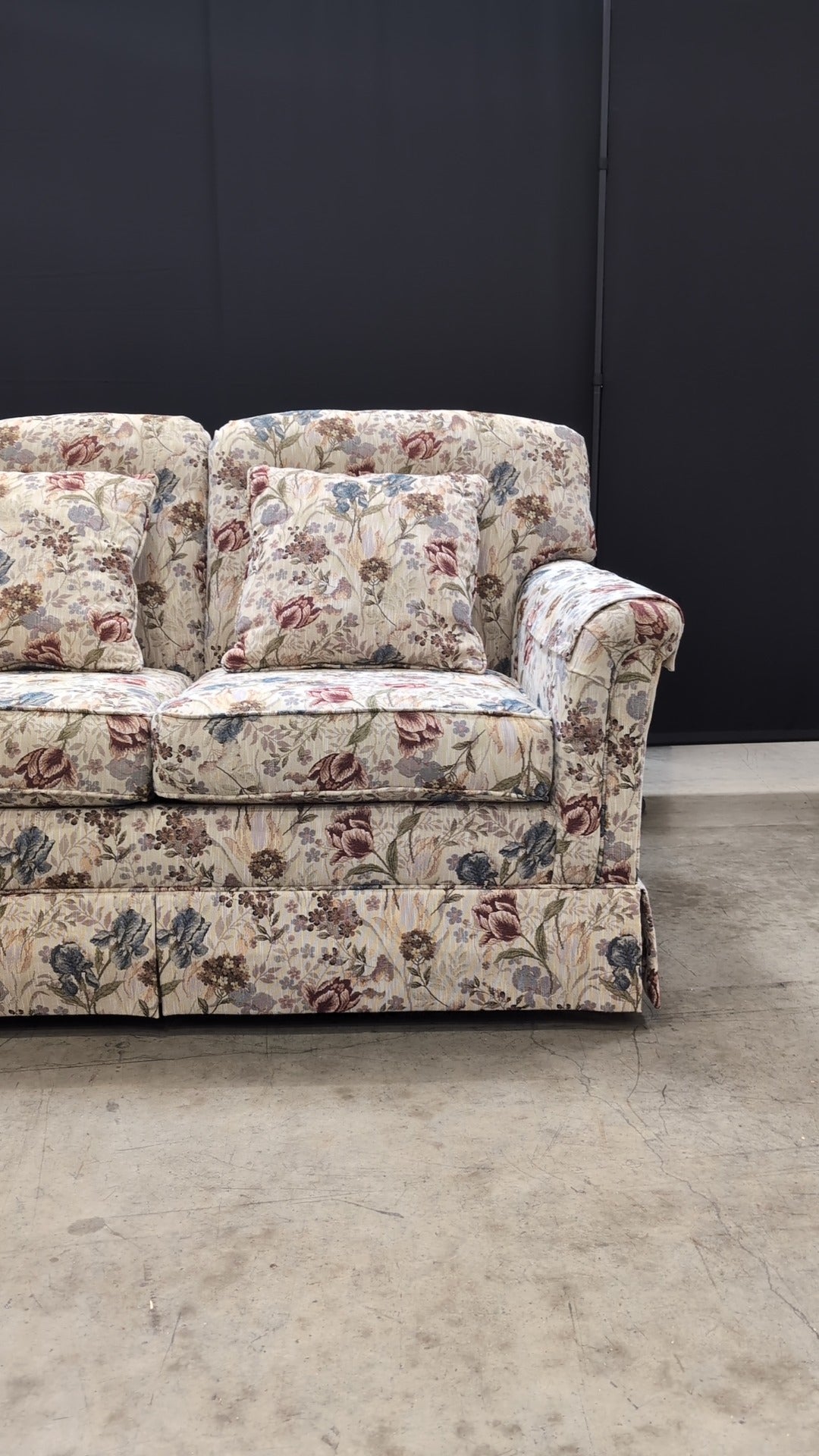 Flexsteel Traditional Floral Upholstered Loveseat