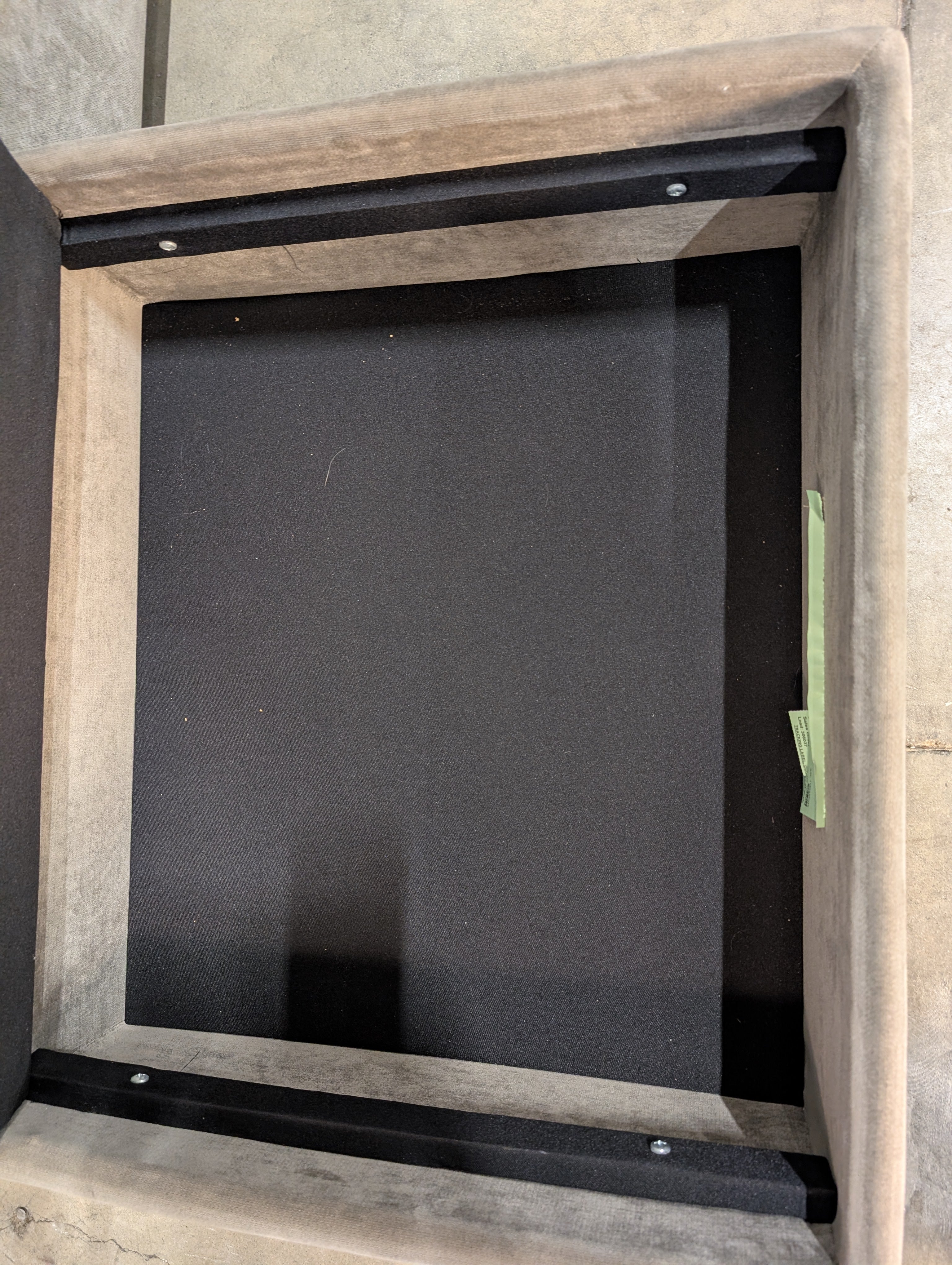 Comfortable Gray Fabric Sectional Sofa with Left-Facing Chaise