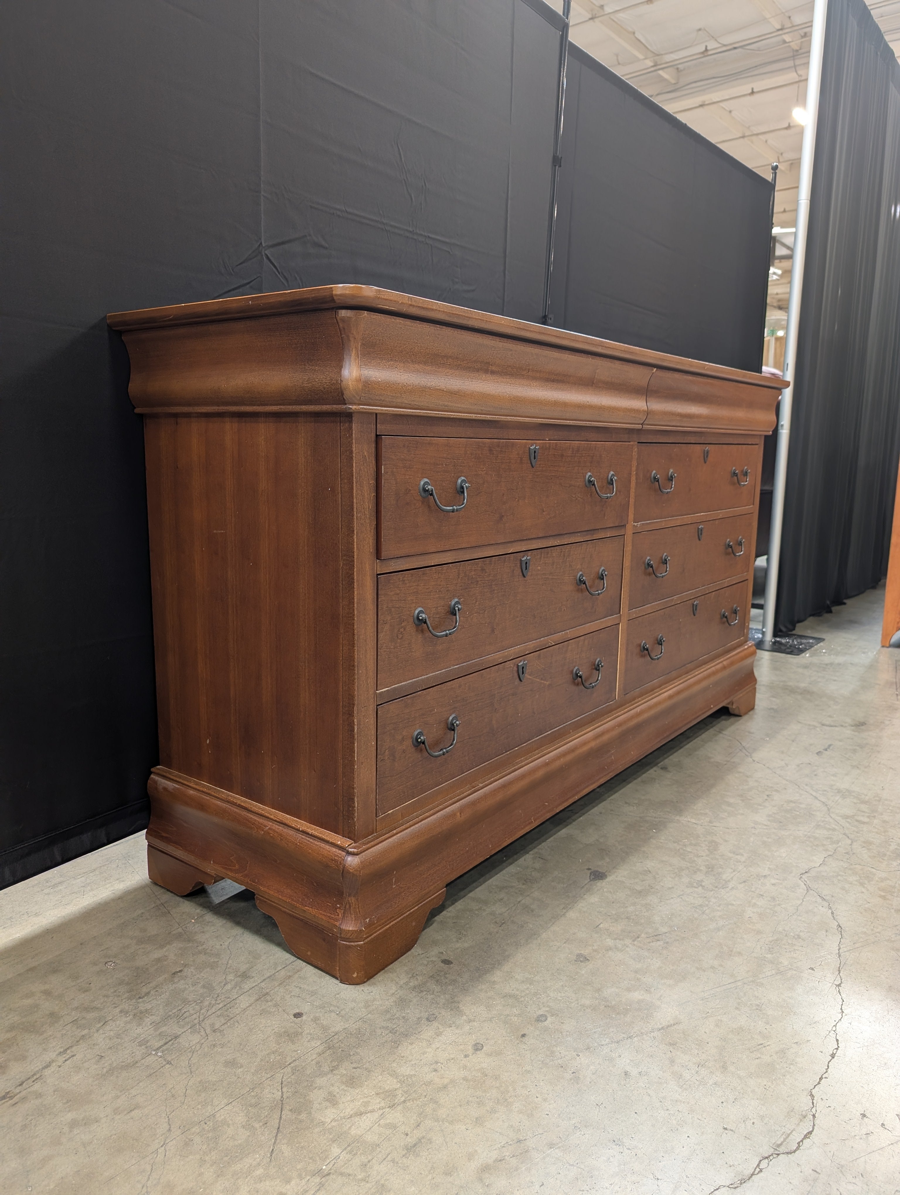 Bassett Traditional Eight-Drawer Wooden Dresser