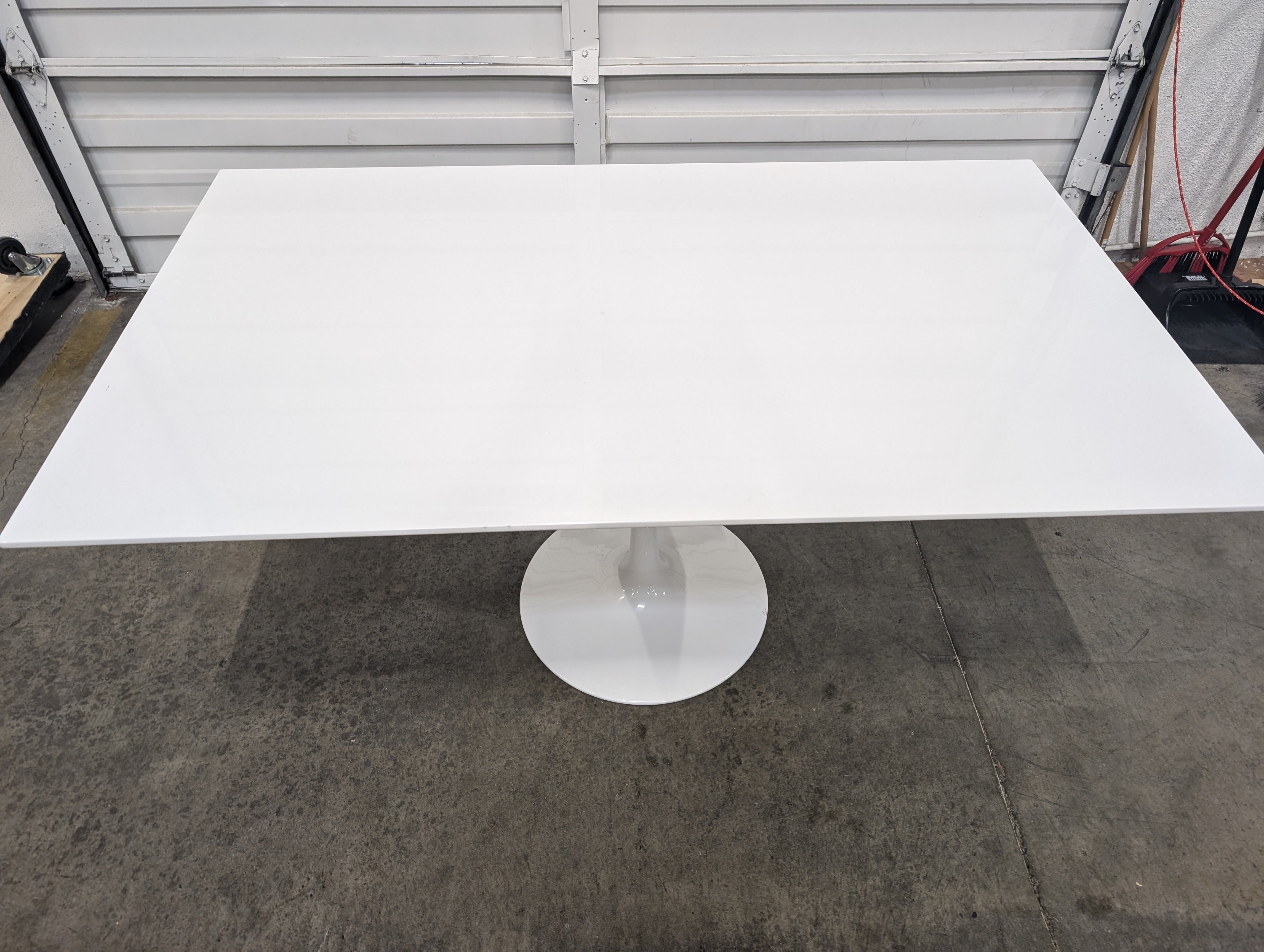 Modern White Pedestal Table Base with Round Top Plate