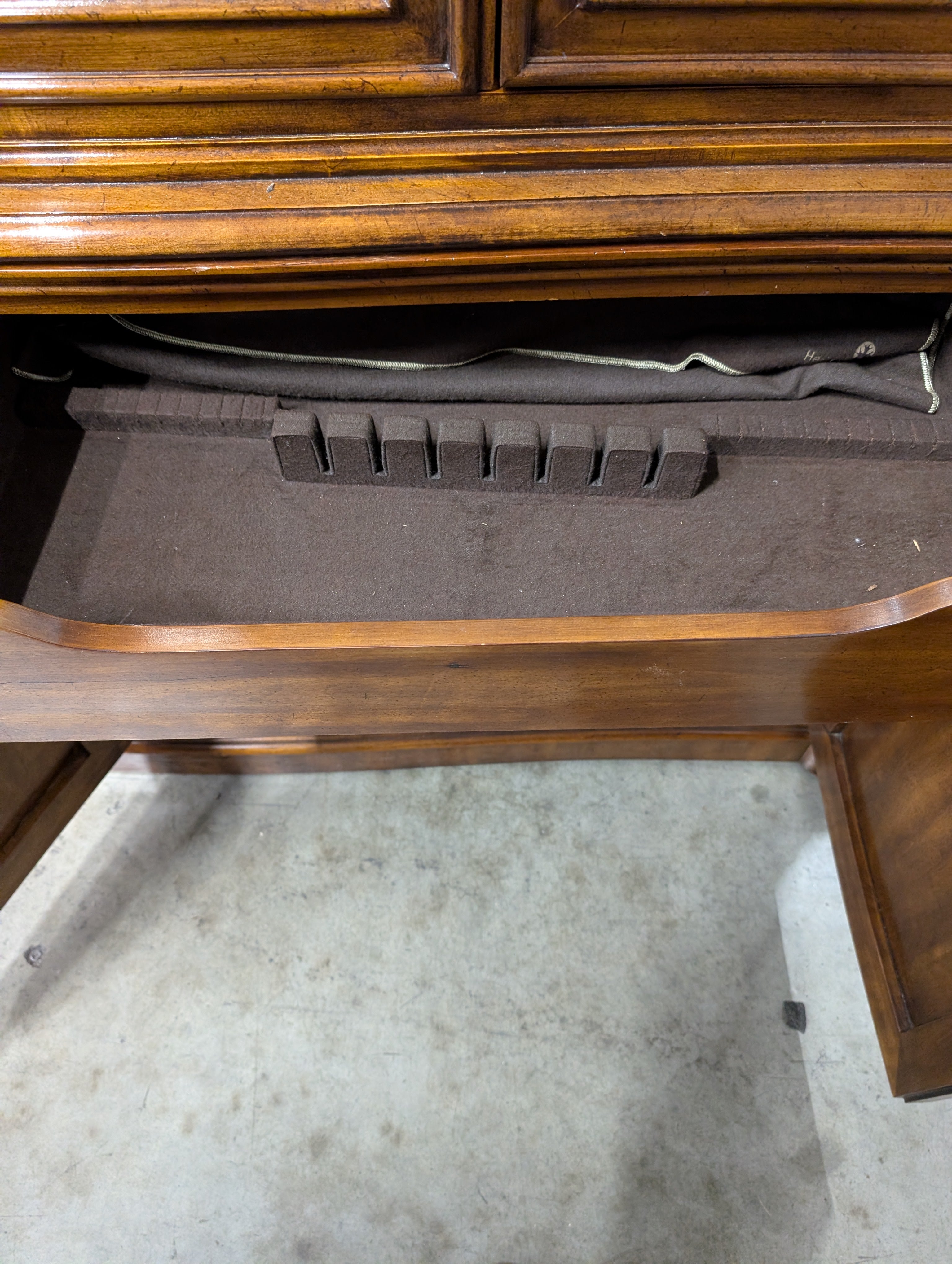 DREXEL Hardwood Curio Cabinet - Excellent Condition