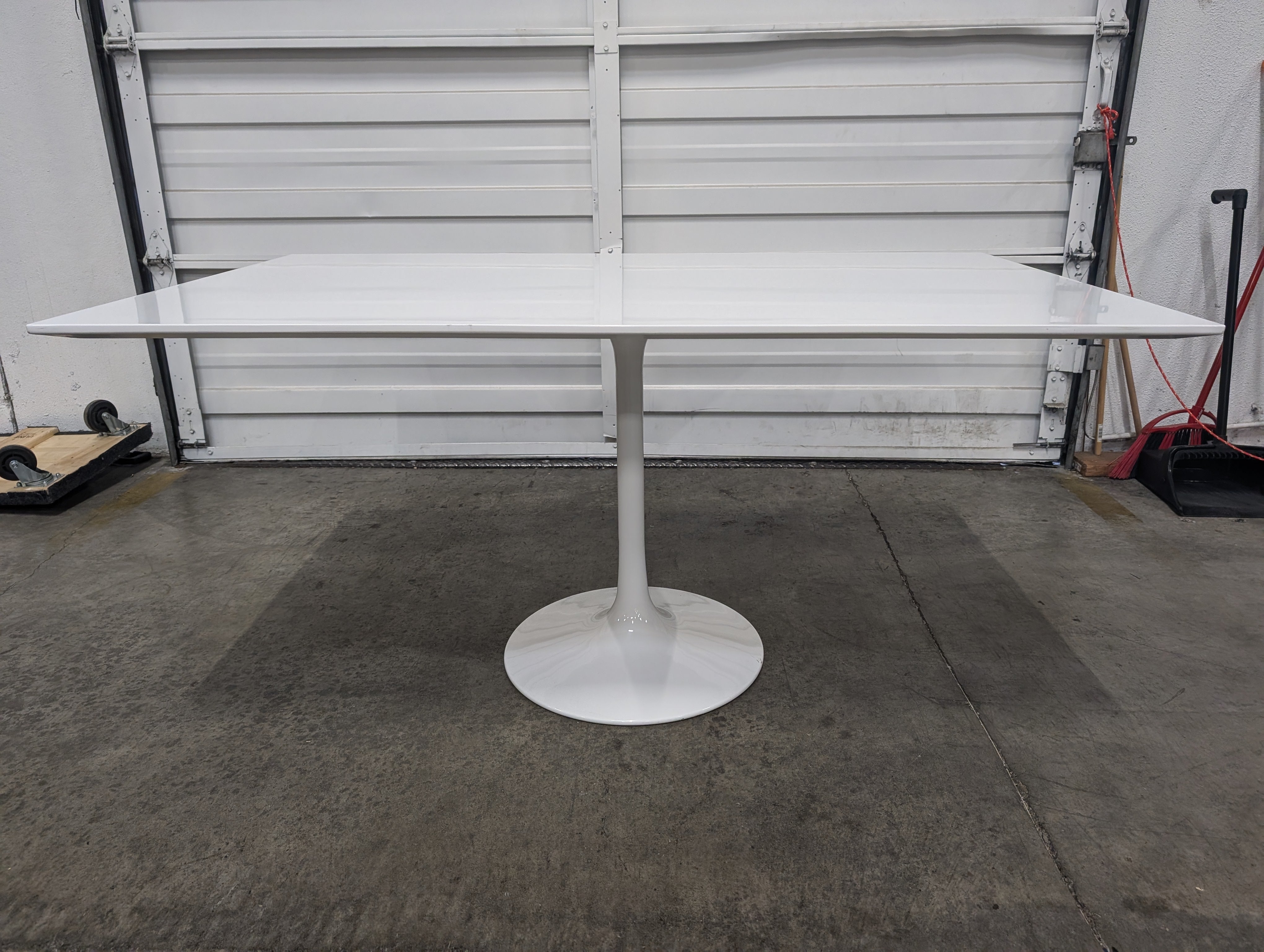 Modern White Pedestal Table Base with Round Top Plate