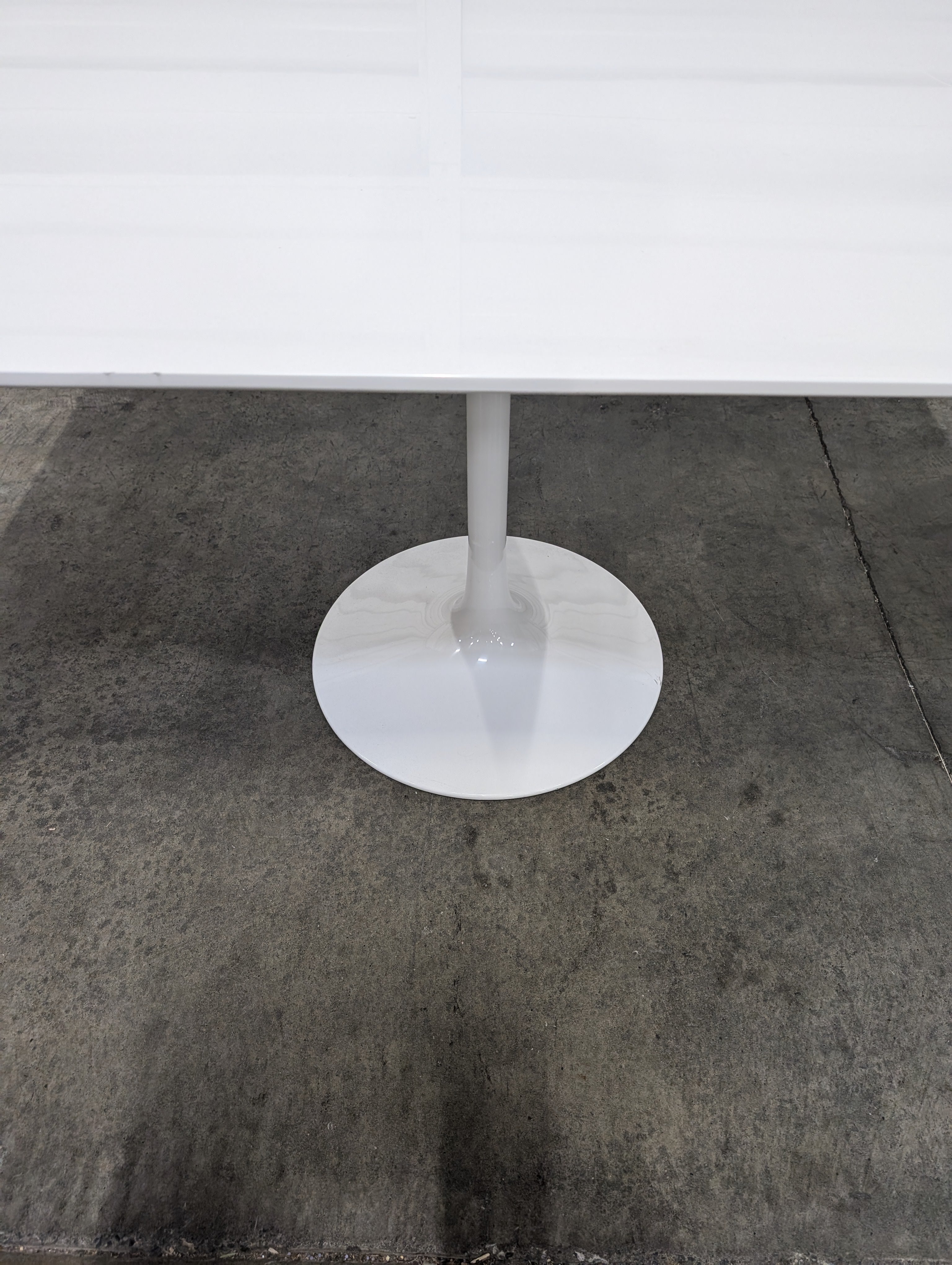 Modern White Pedestal Table Base with Round Top Plate