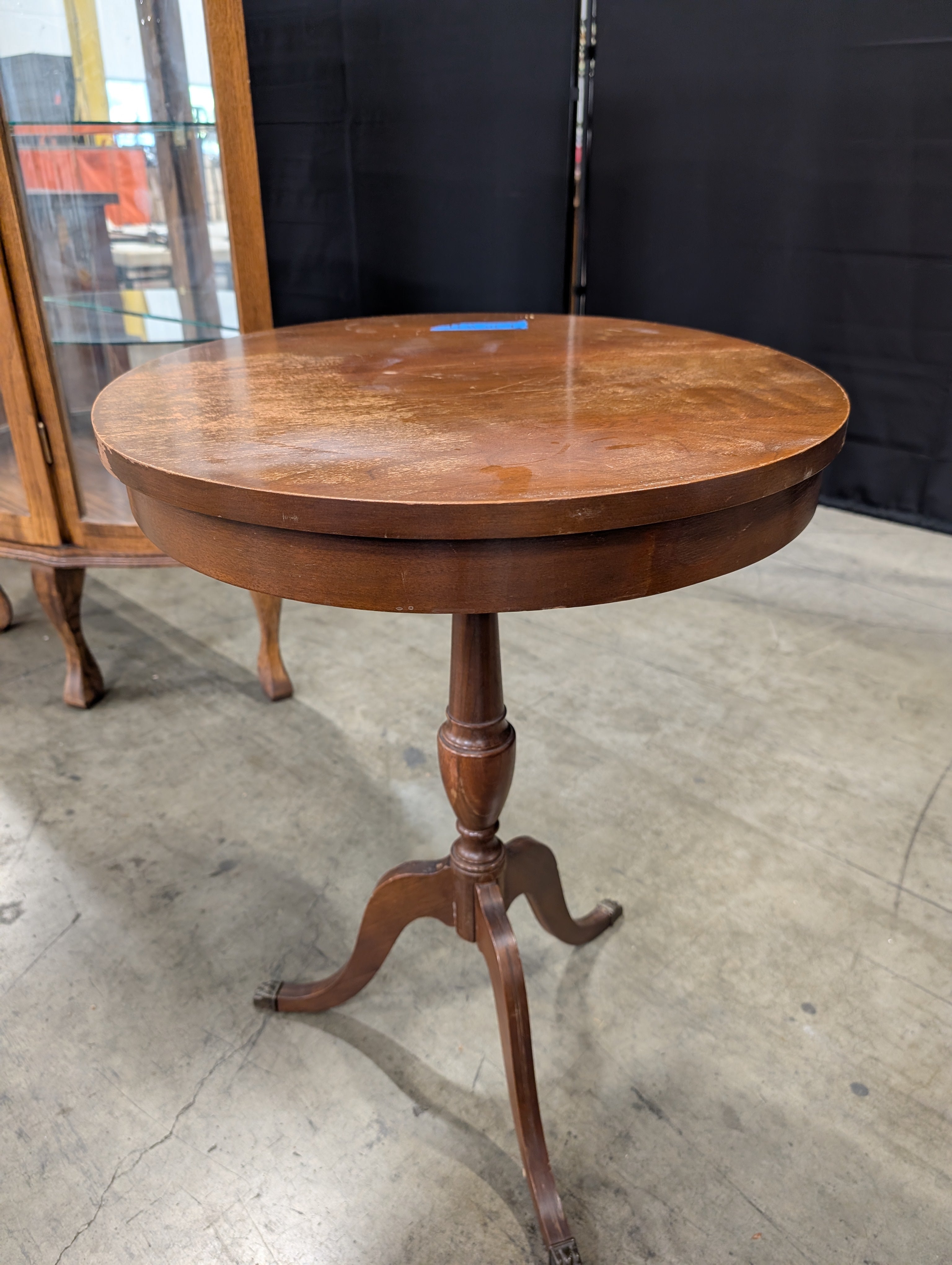 Round Mahogany-Stained Wood End Table with Pedestal Base