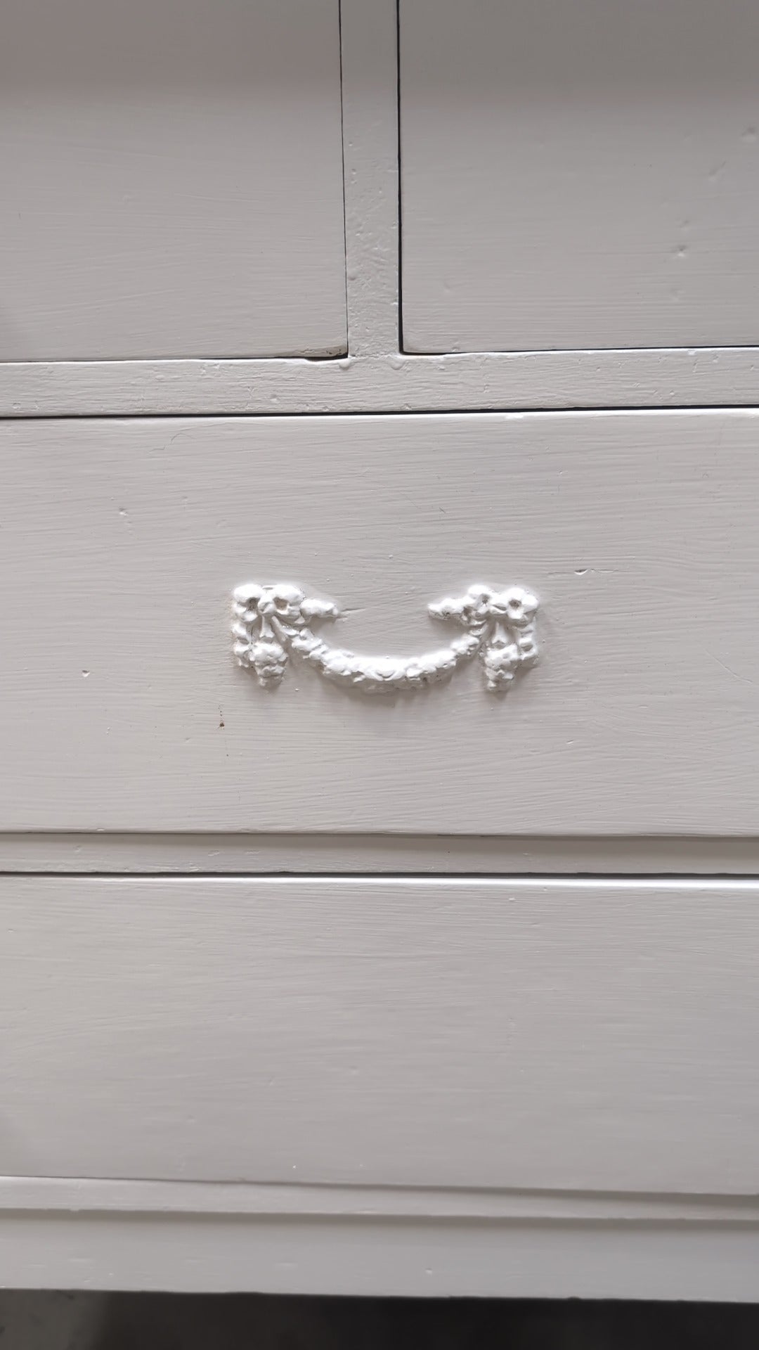 Charming White Four-Drawer Chest with Decorative Knobs