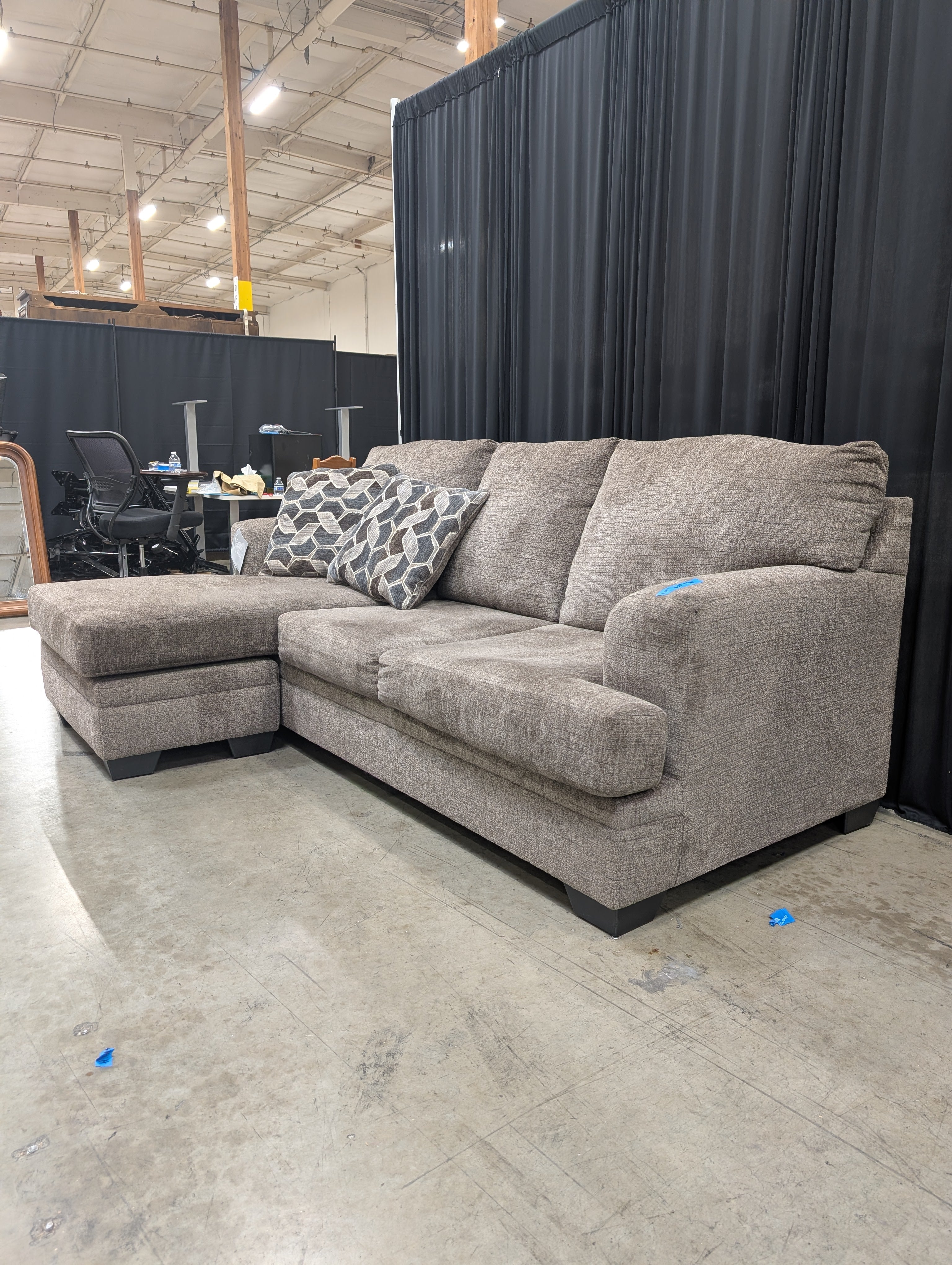 Signature Design by Ashley Grey L-Shaped Sectional Couch in Textured Fabric