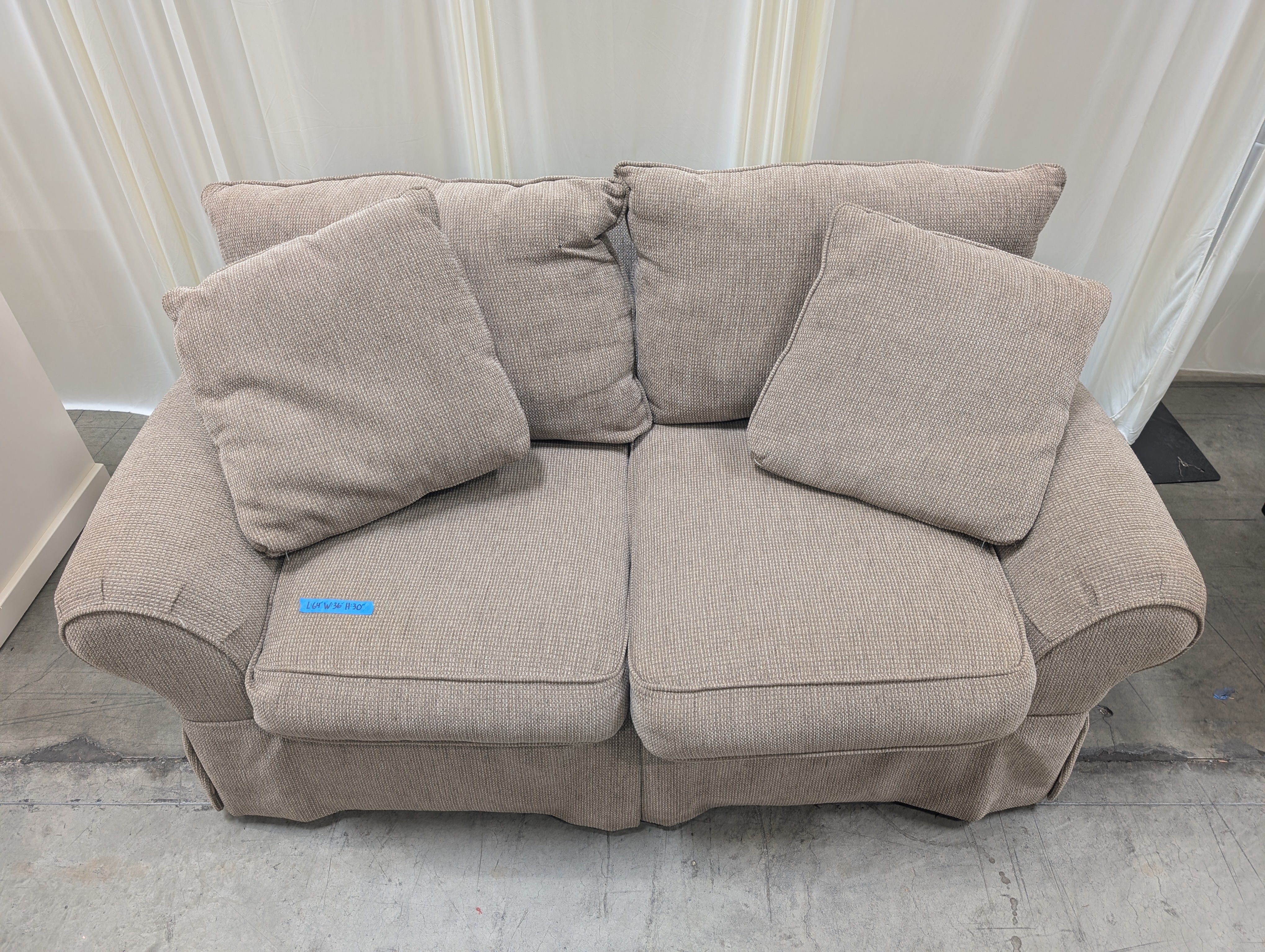 Sealy Furniture Woven Fabric Loveseat with Accent Pillows