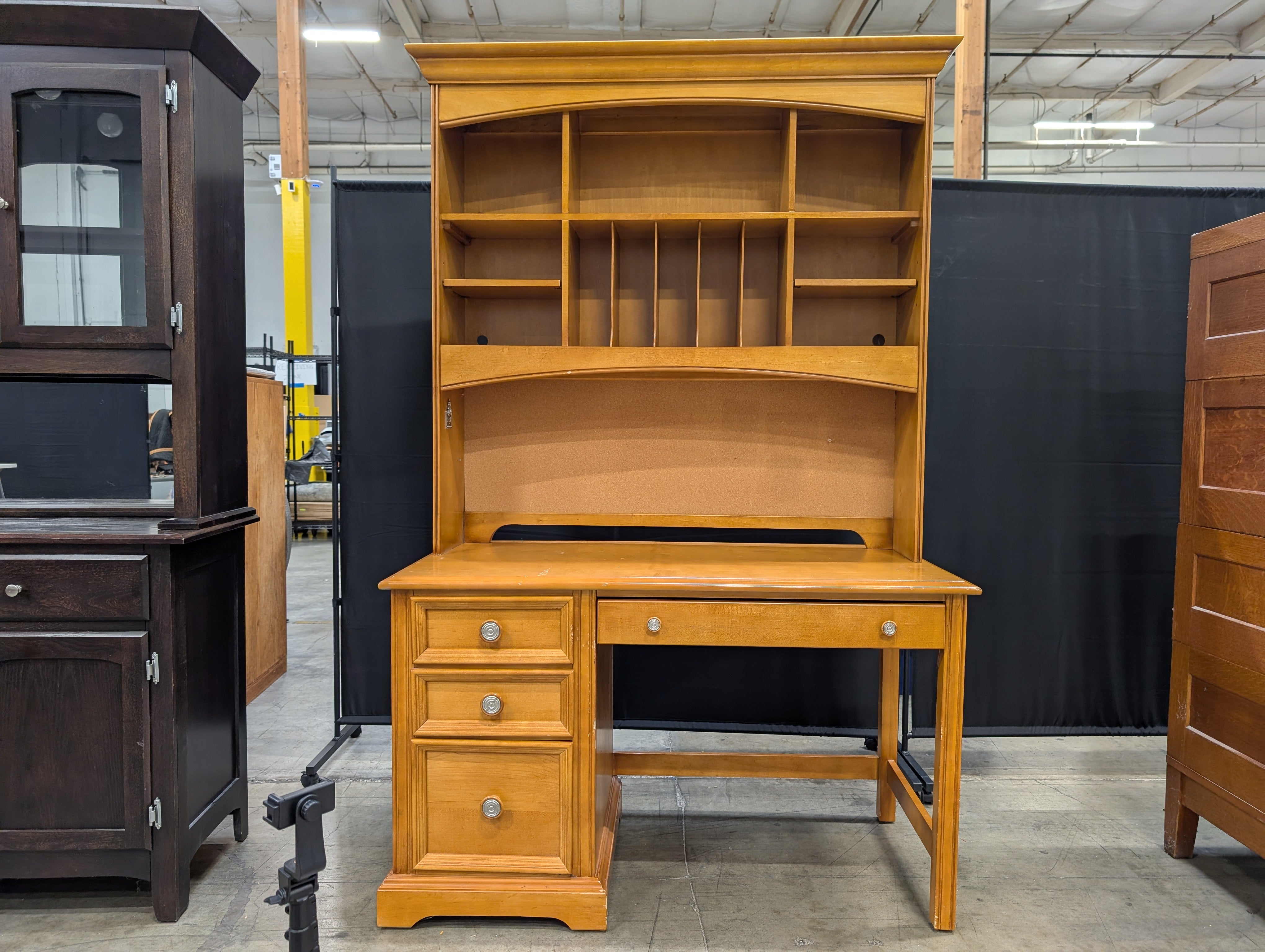 Pulaski Build a Bear Home collection Desk with Hutch