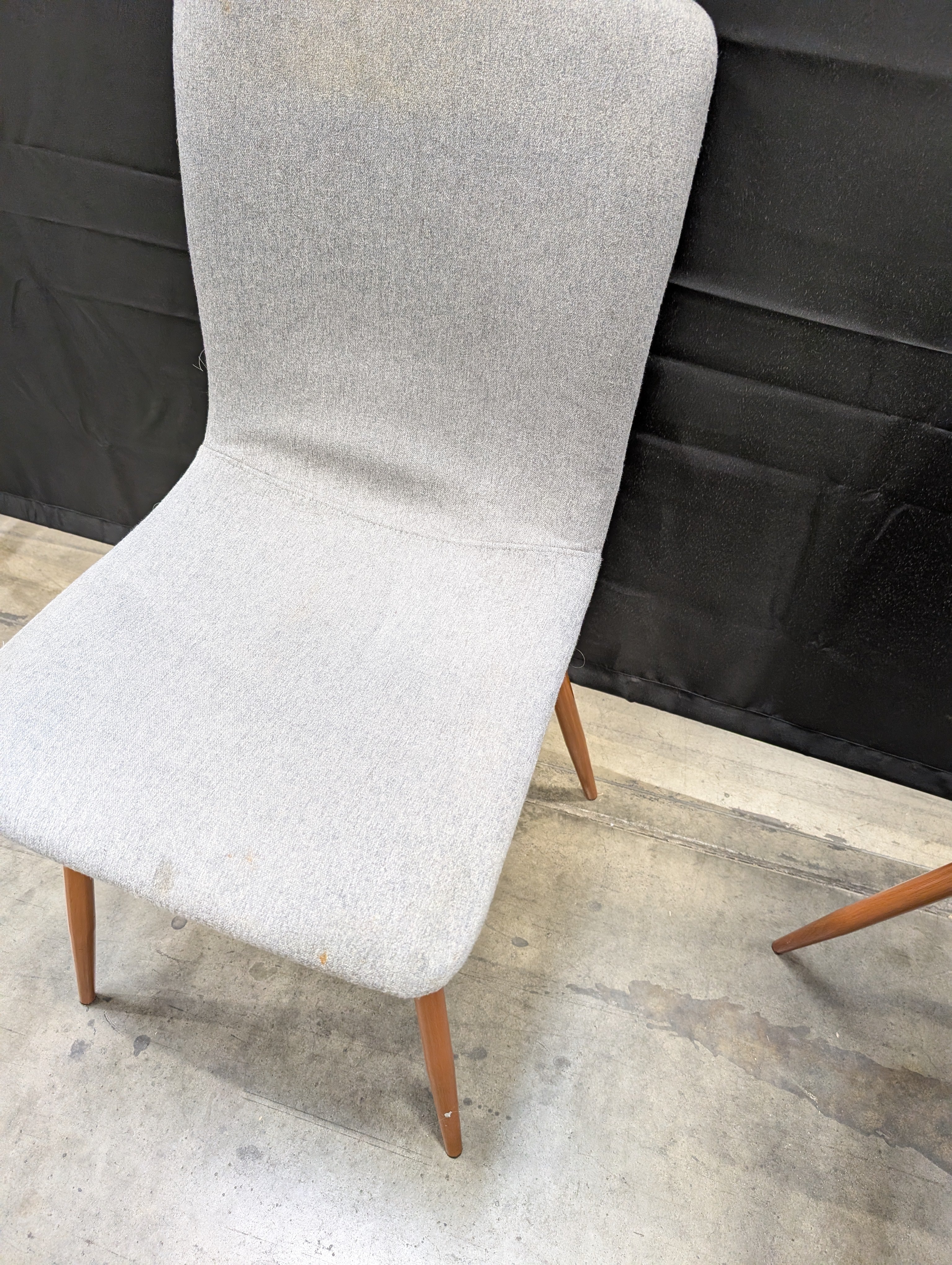 Warehouse sale** Contemporary Light Grey Upholstered Dining Chair with Tapered Wood Legs