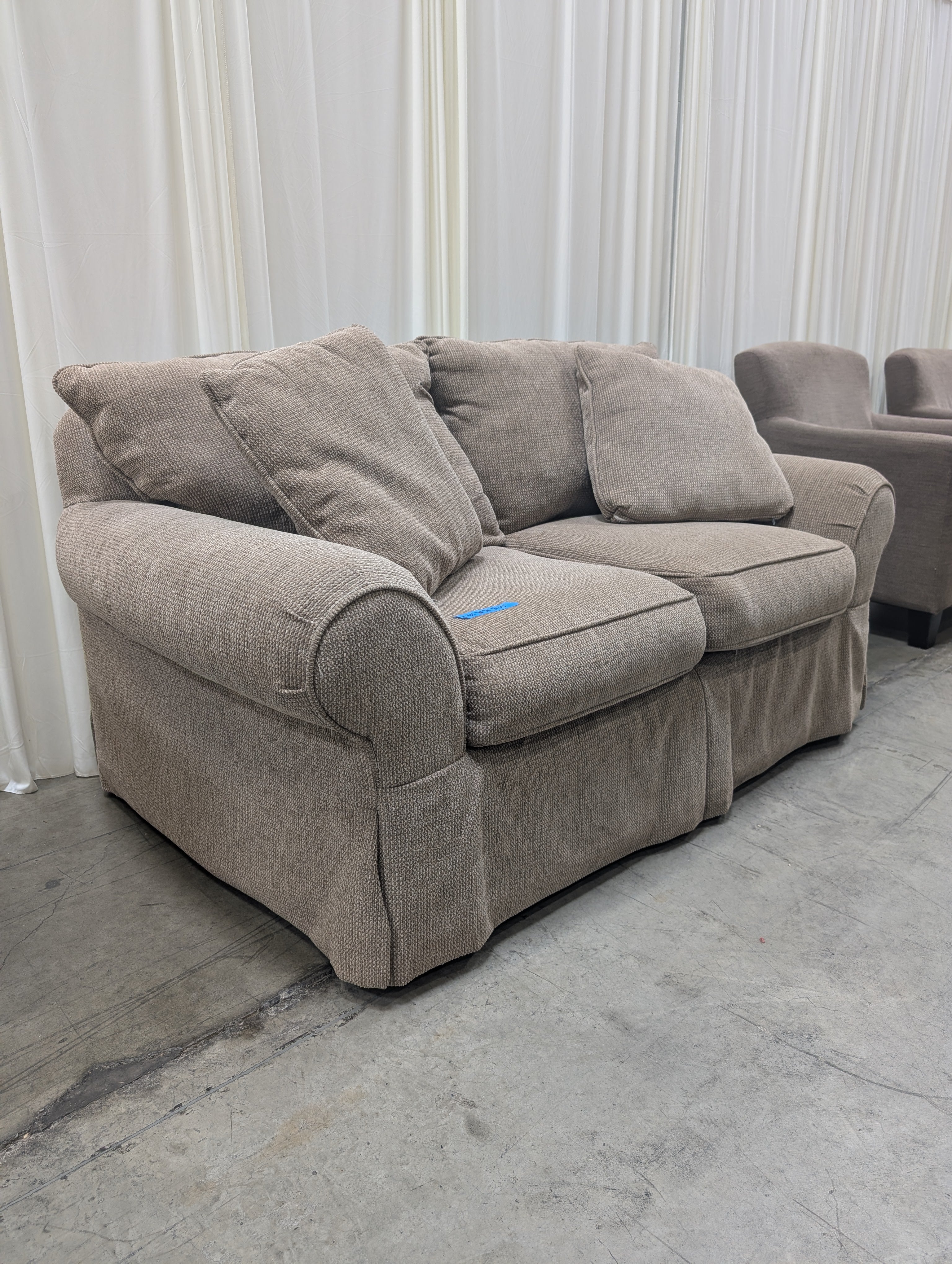 Sealy Furniture Woven Fabric Loveseat with Accent Pillows