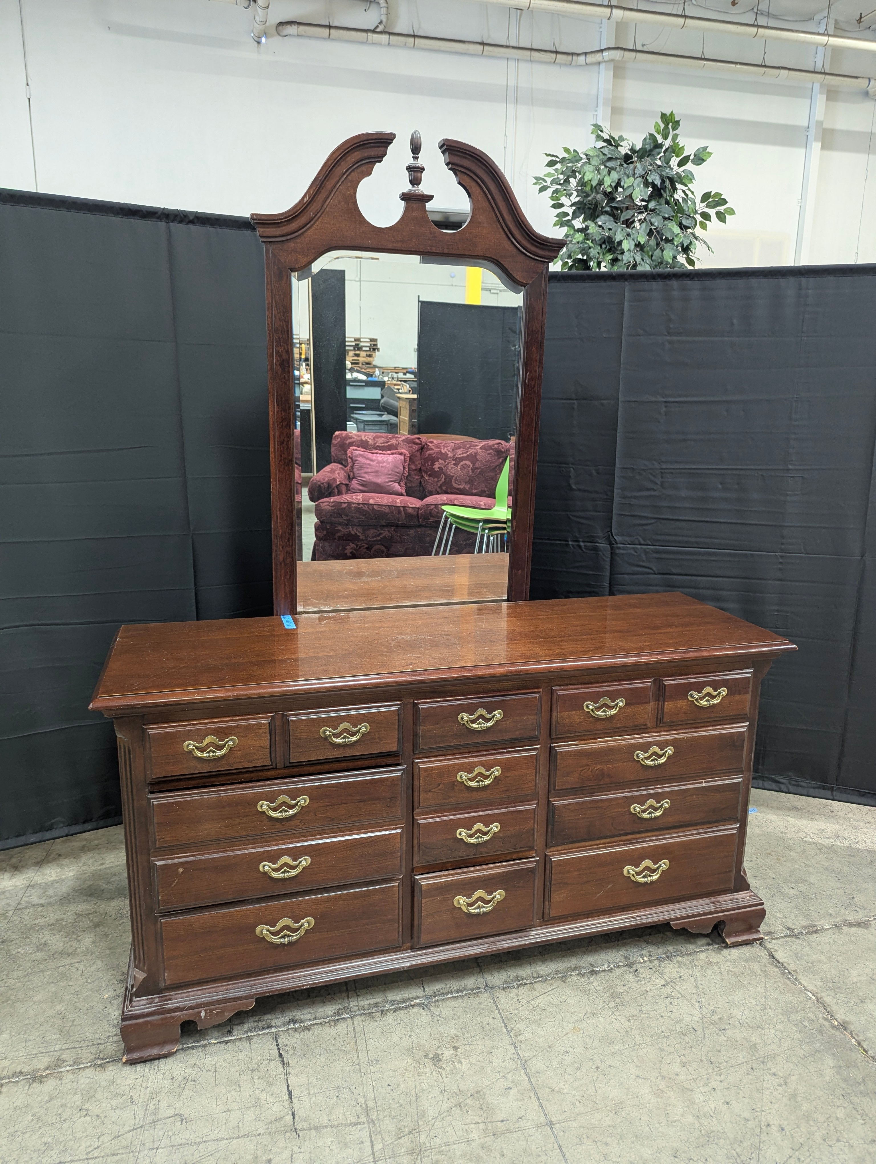 Classic Thomasville Hardwood 12-Drawer Dresser with Ornate Matching Mirror