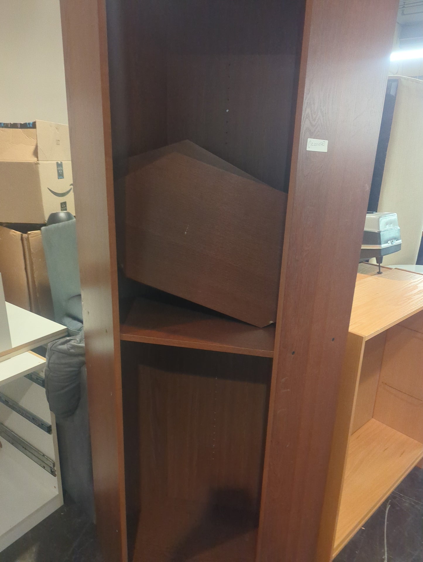 Corner hutch