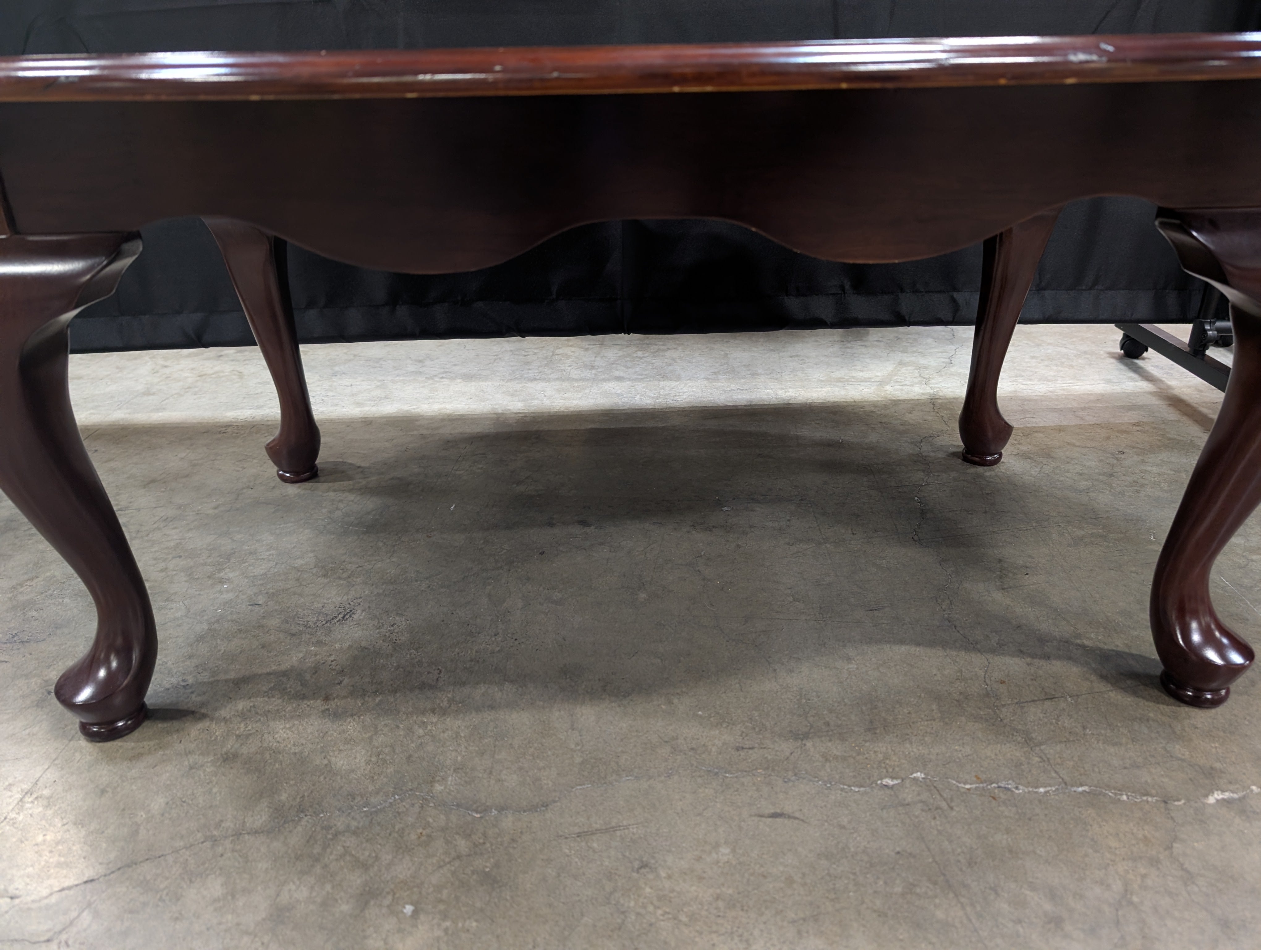 Traditional Oval Wood Pedestal Accent Table