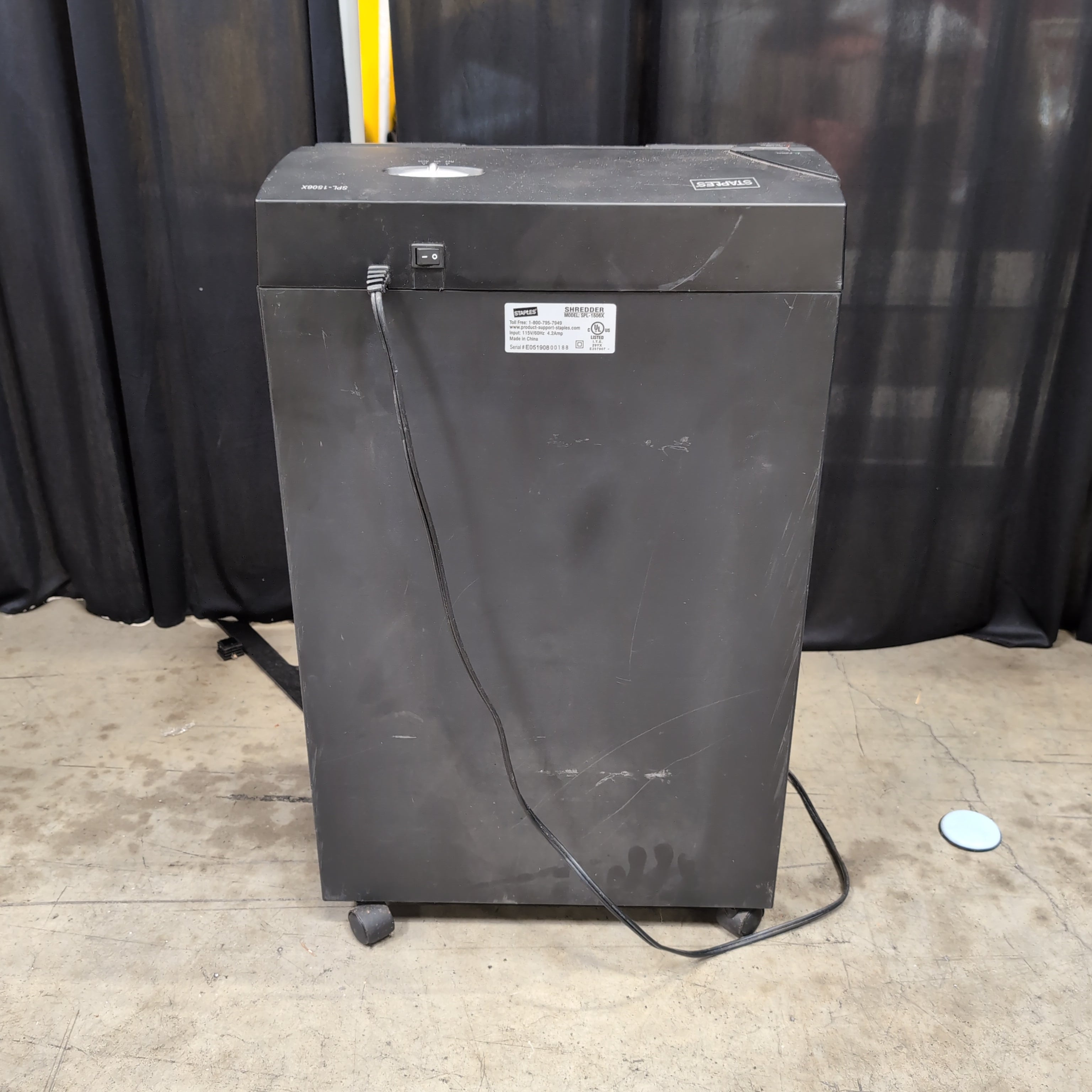 STAPLES Black Office Paper Shredder