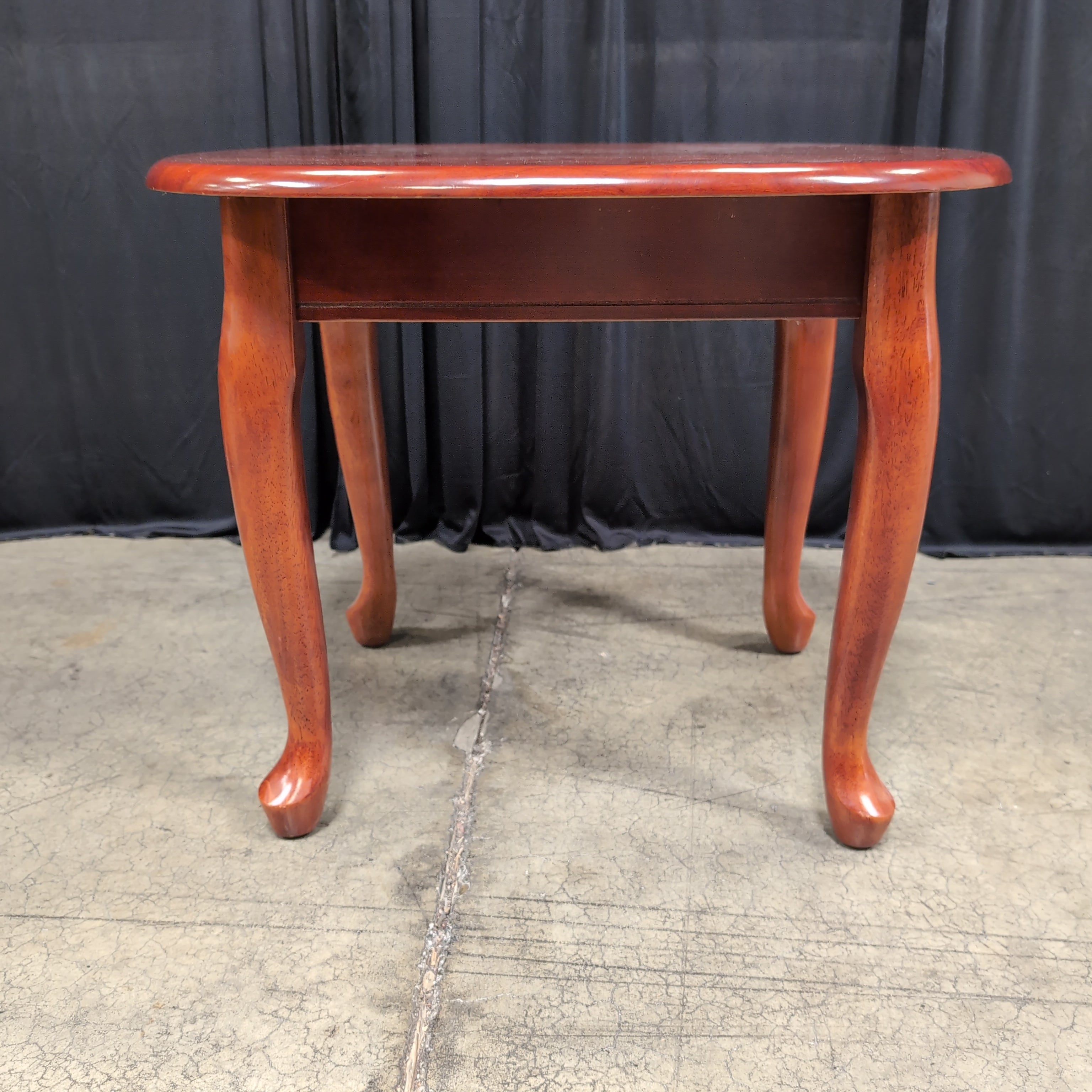 Traditional Oval Hardwood End Table in Cherry Finish