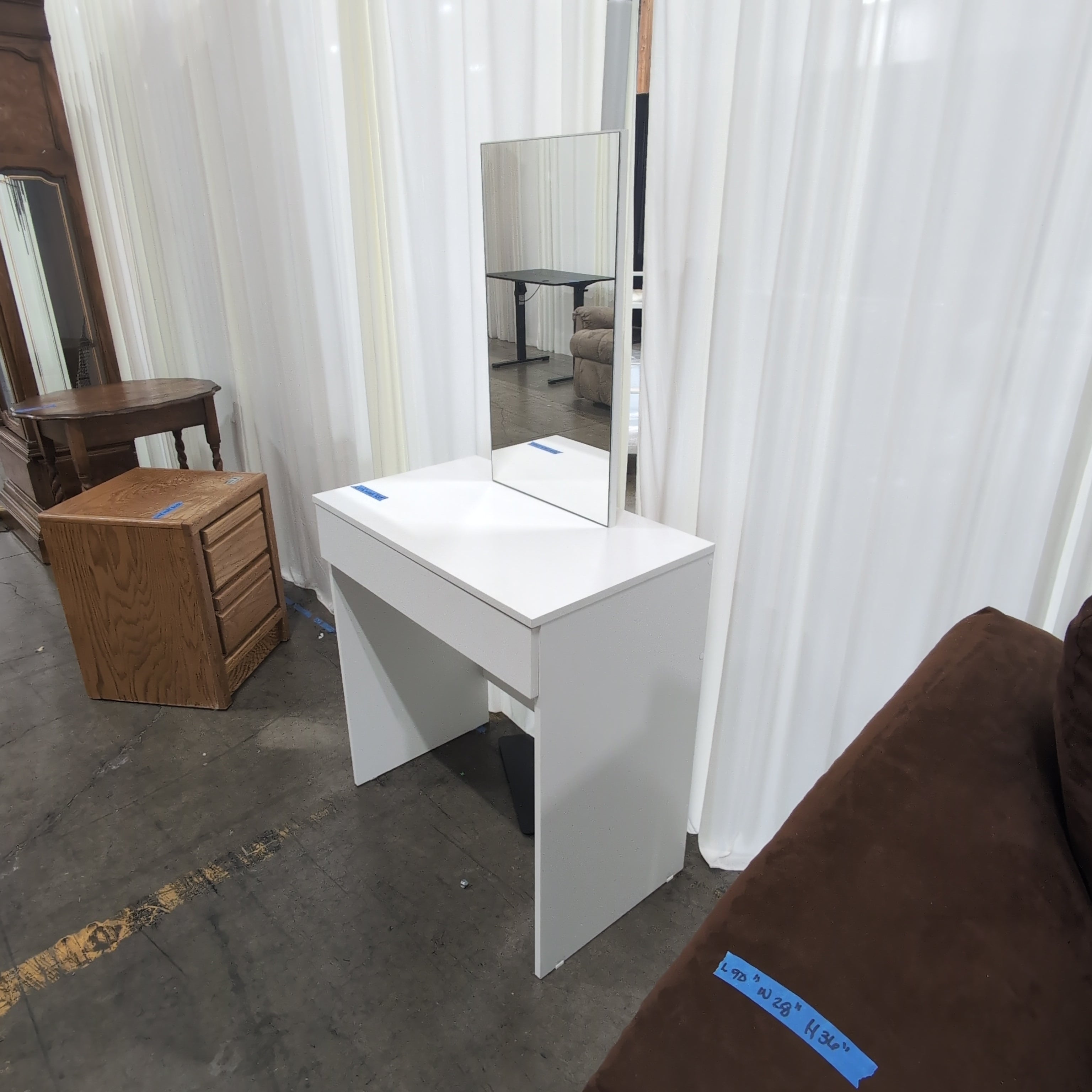 White Modern Style Vanity with Mirror