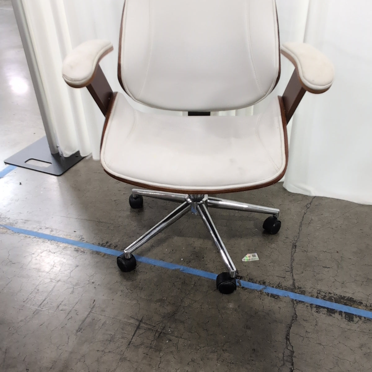 Anji Senda Home Supplies White Upholstered Swivel Office Chair with Wood Frame