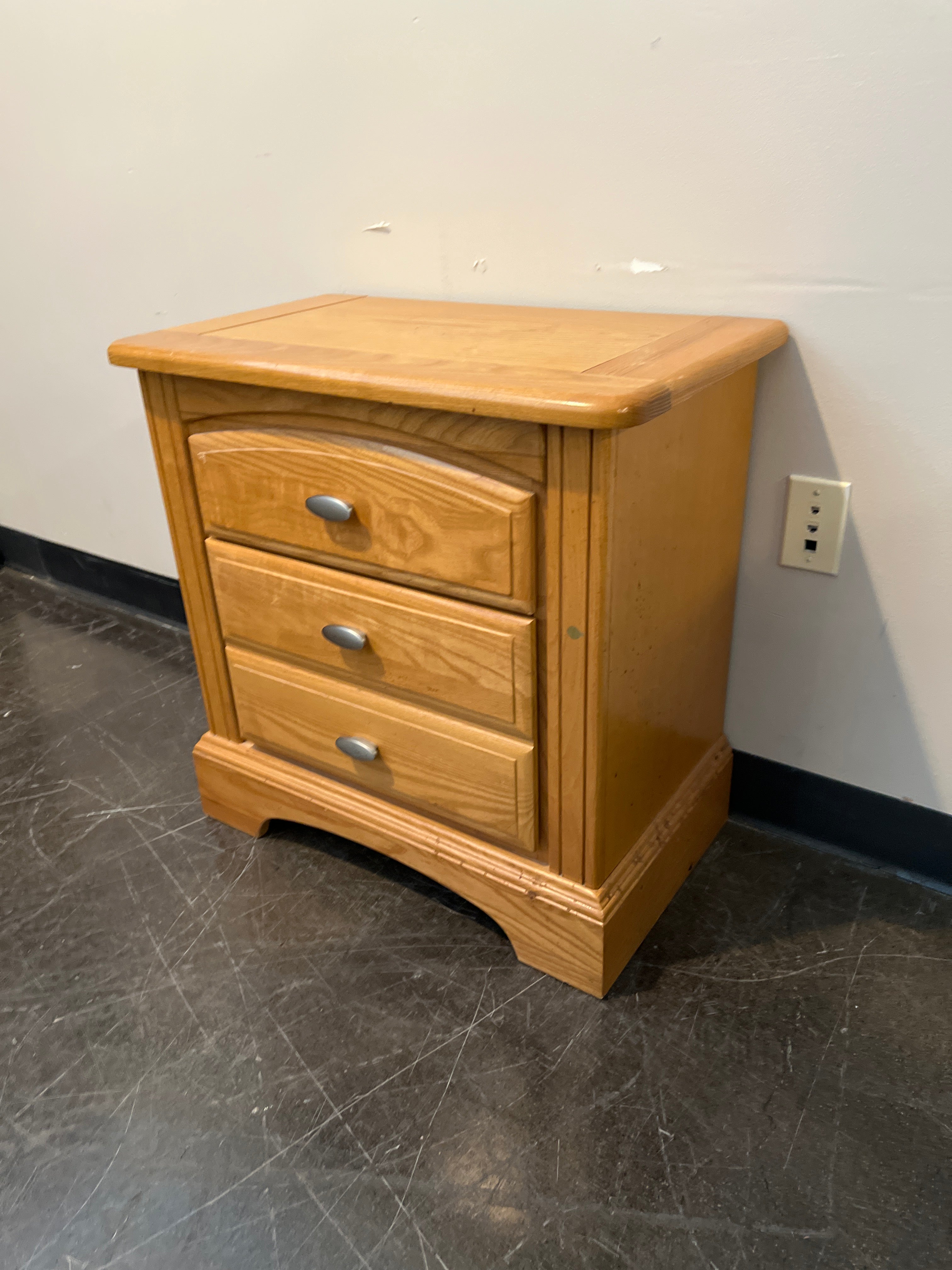 Oak 3-Drawer Nightstand