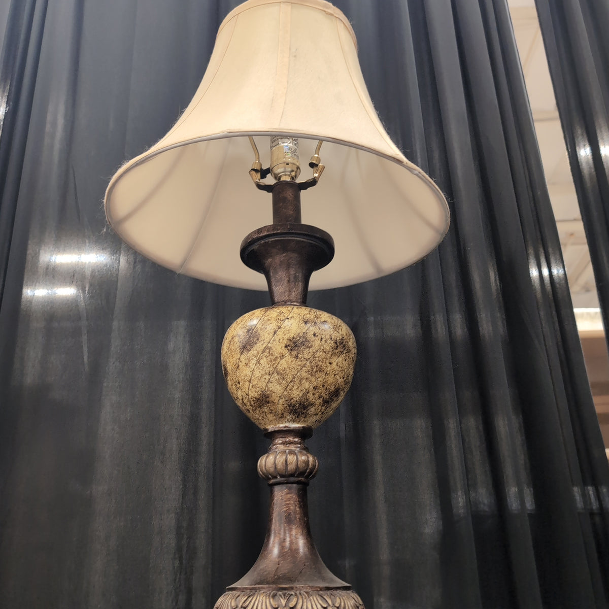 Traditional Decorative Table Lamp with Ornate Finial