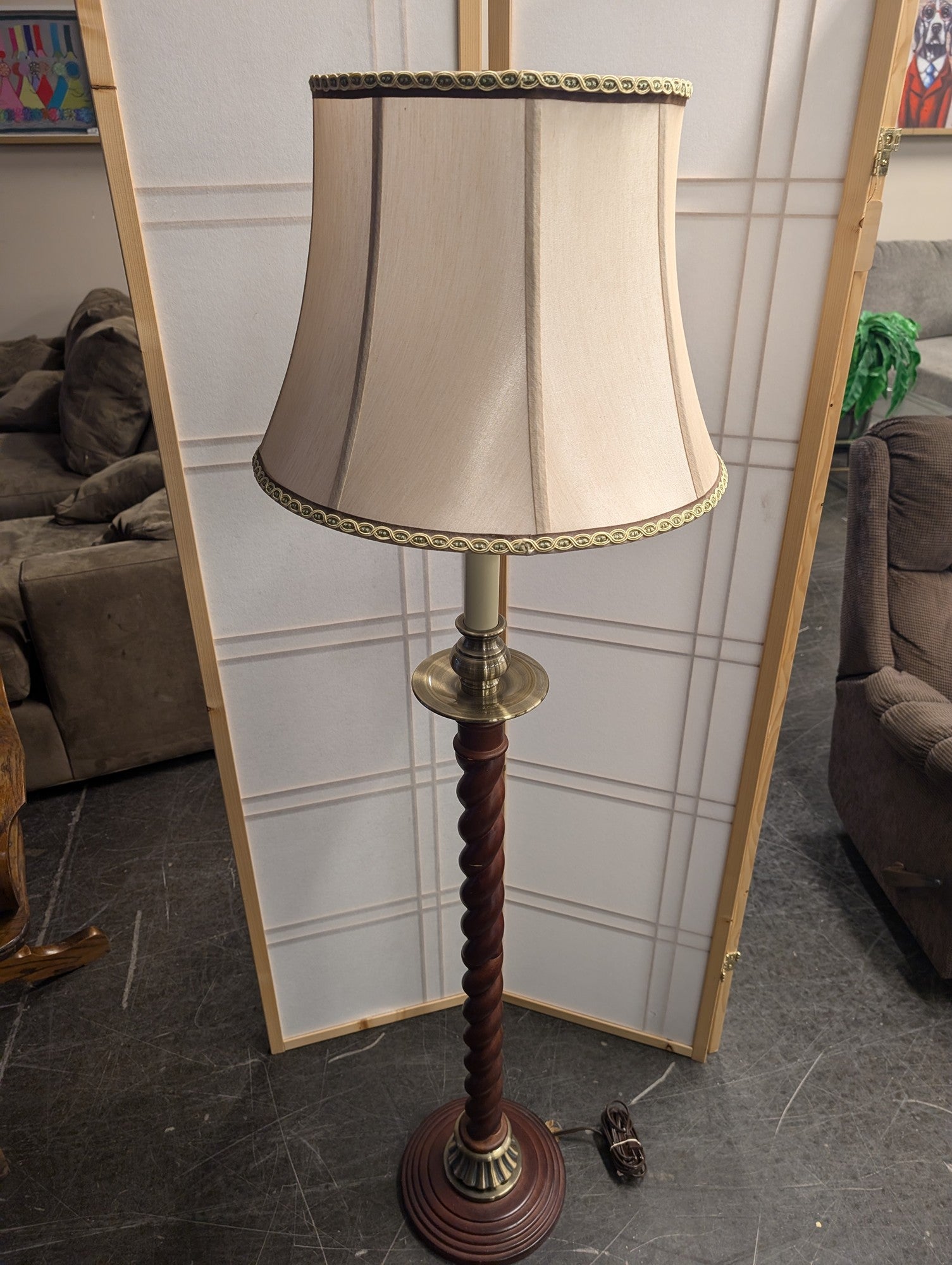 Traditional Twisted Wood Floor Lamp with Brass Accents