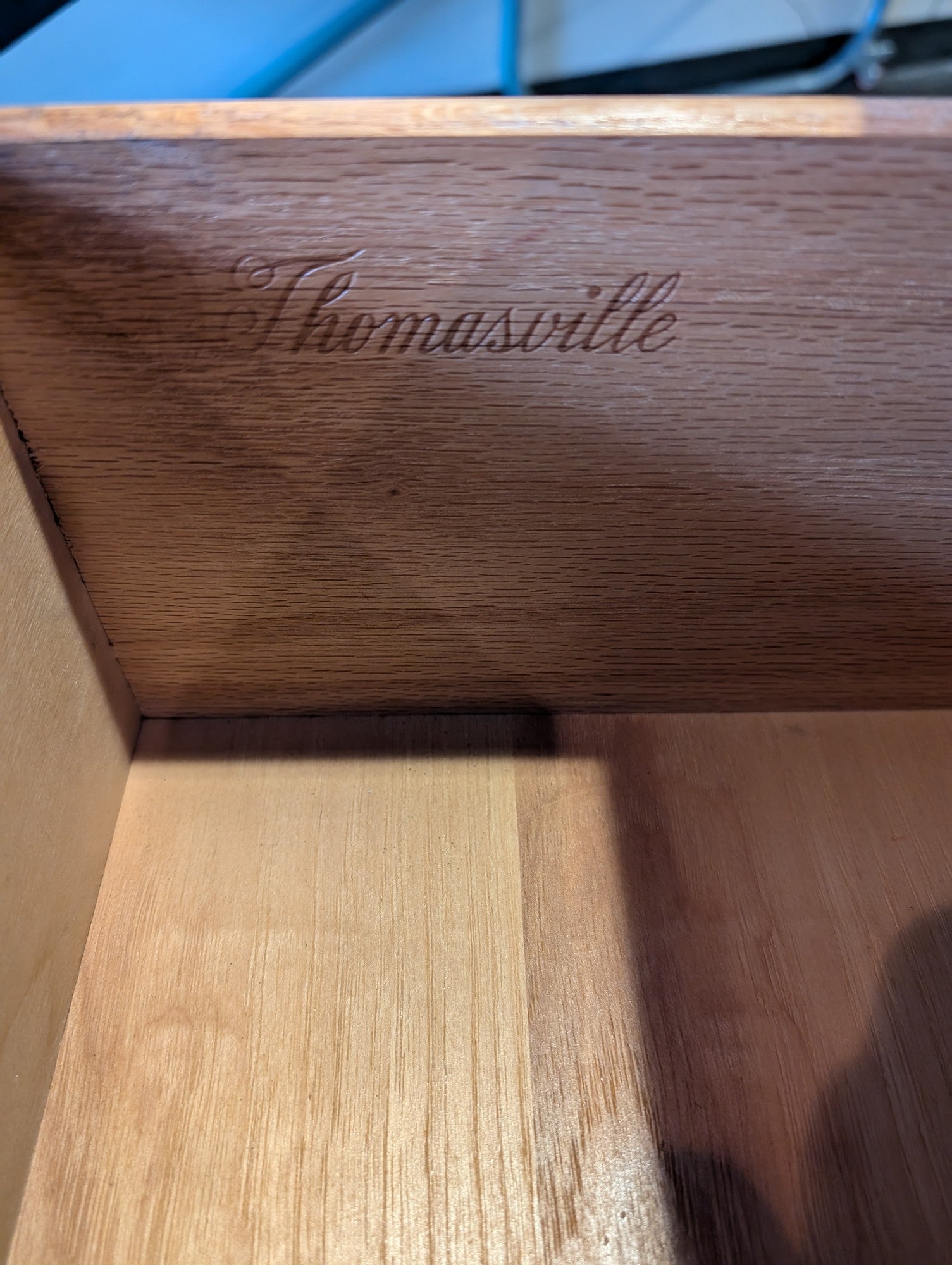 Thomasville Traditional Oak Finish Nine-Drawer Dresser