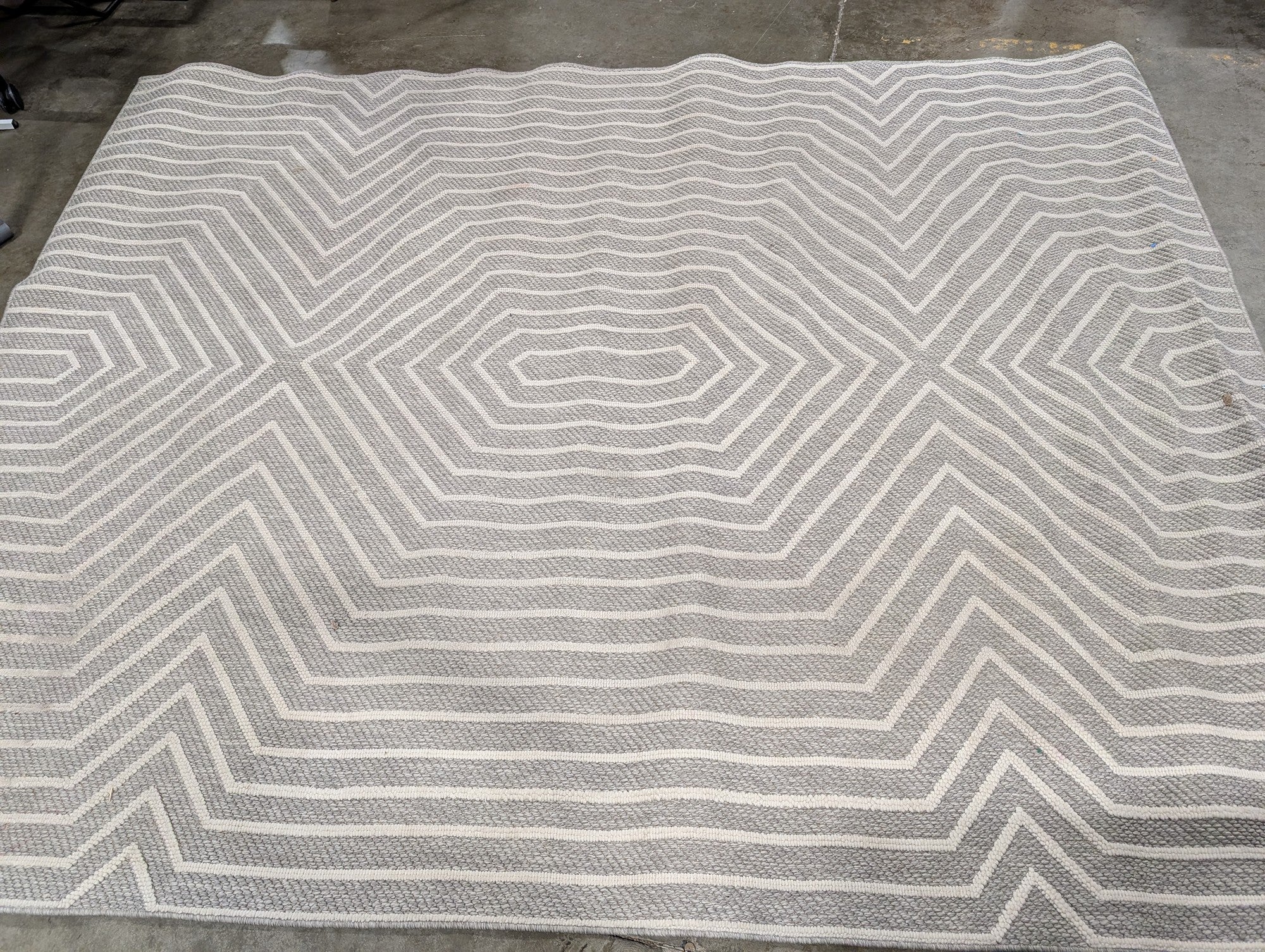 Gertmenian Regent Collection Gray Off-White Geometric Hexagon Zigzag Area Rug 7'10"x10'