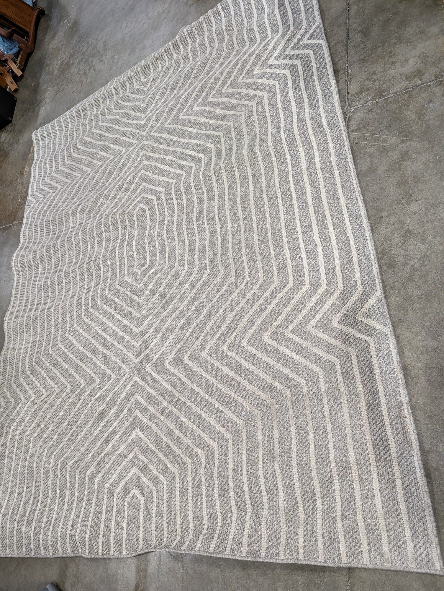 Gertmenian Regent Collection Gray Off-White Geometric Hexagon Zigzag Area Rug 7'10"x10'