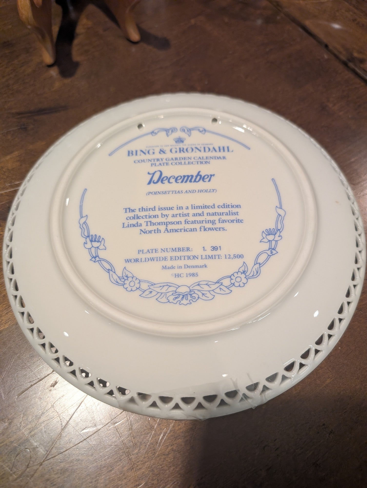 Bing & Grondahl Linda Thompson December Poinsettia Holly Porcelain Collector Plate 1985 Pierced Border