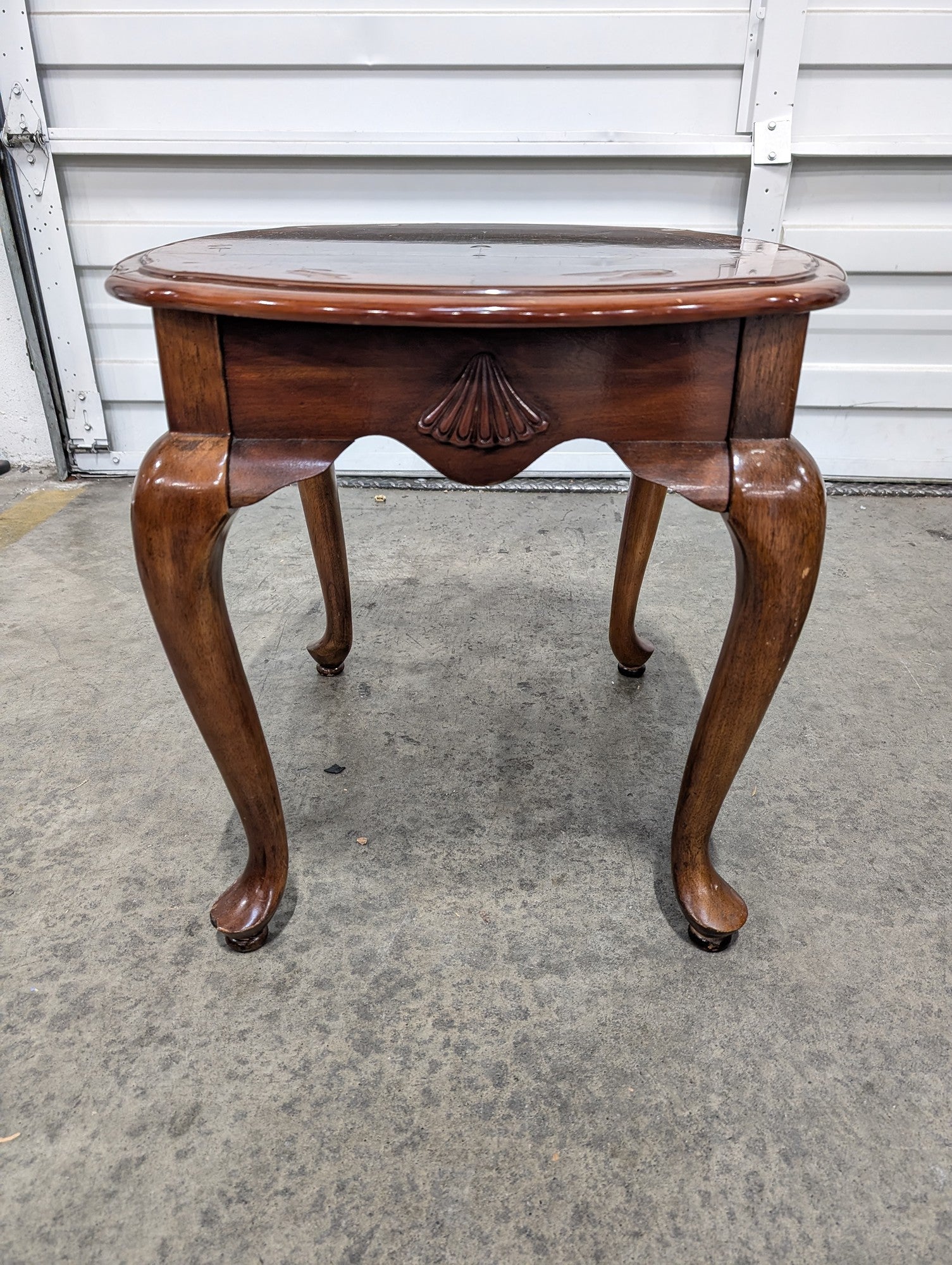 Traditional Oval Wood Side Table with Cabriole Legs