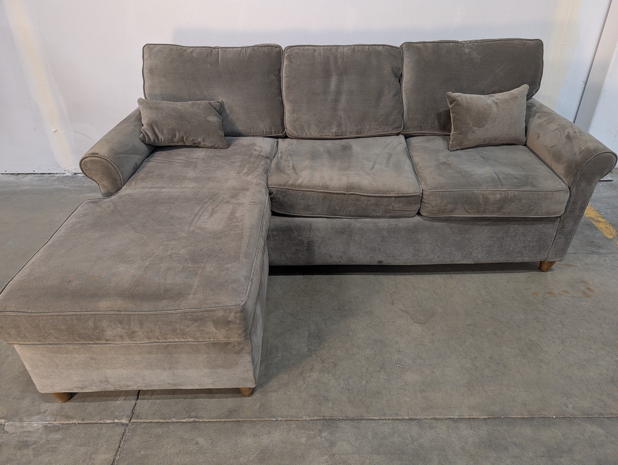 Comfortable Gray Fabric Sectional Sofa with Left-Facing Chaise