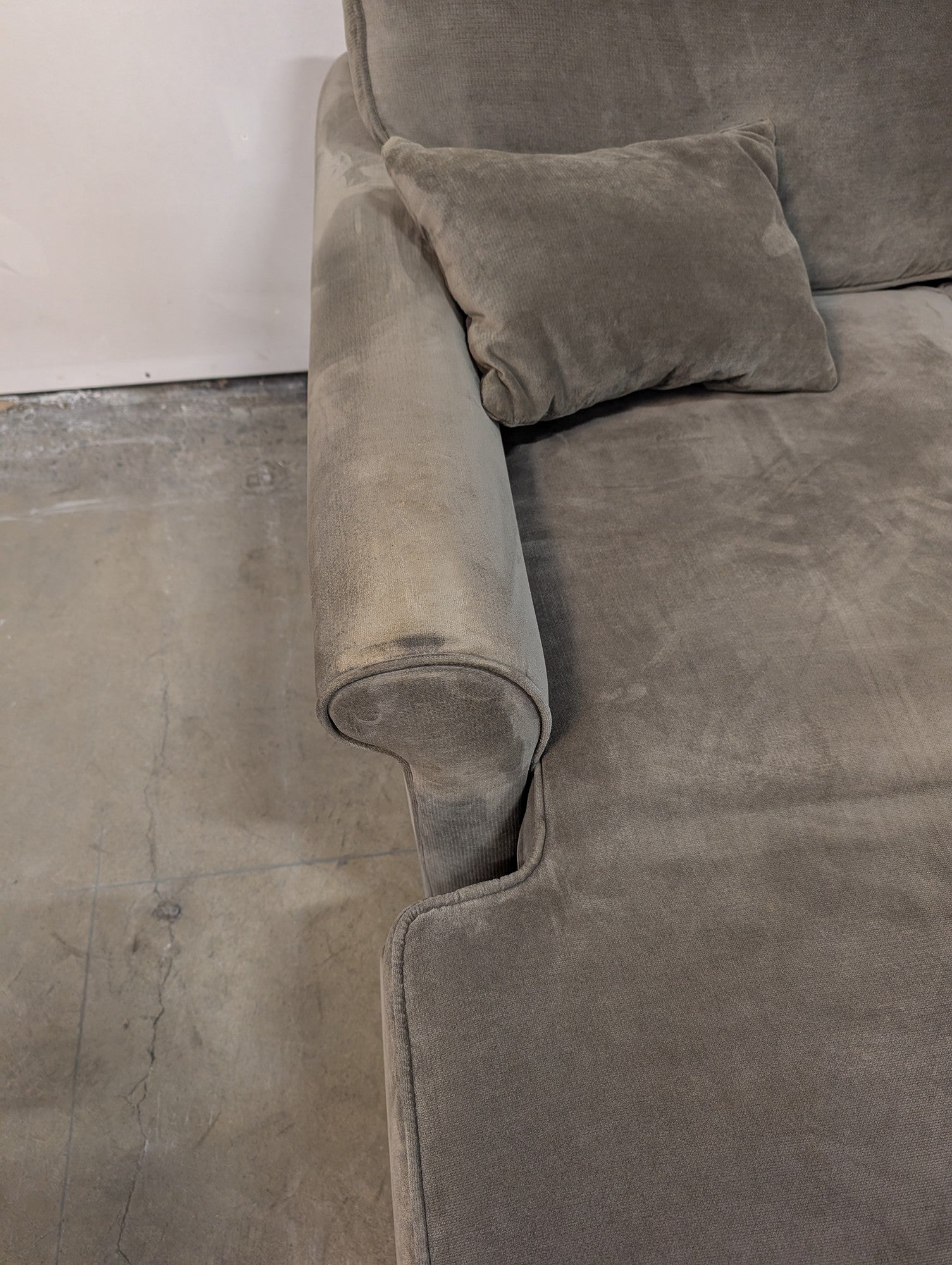 Comfortable Gray Fabric Sectional Sofa with Left-Facing Chaise