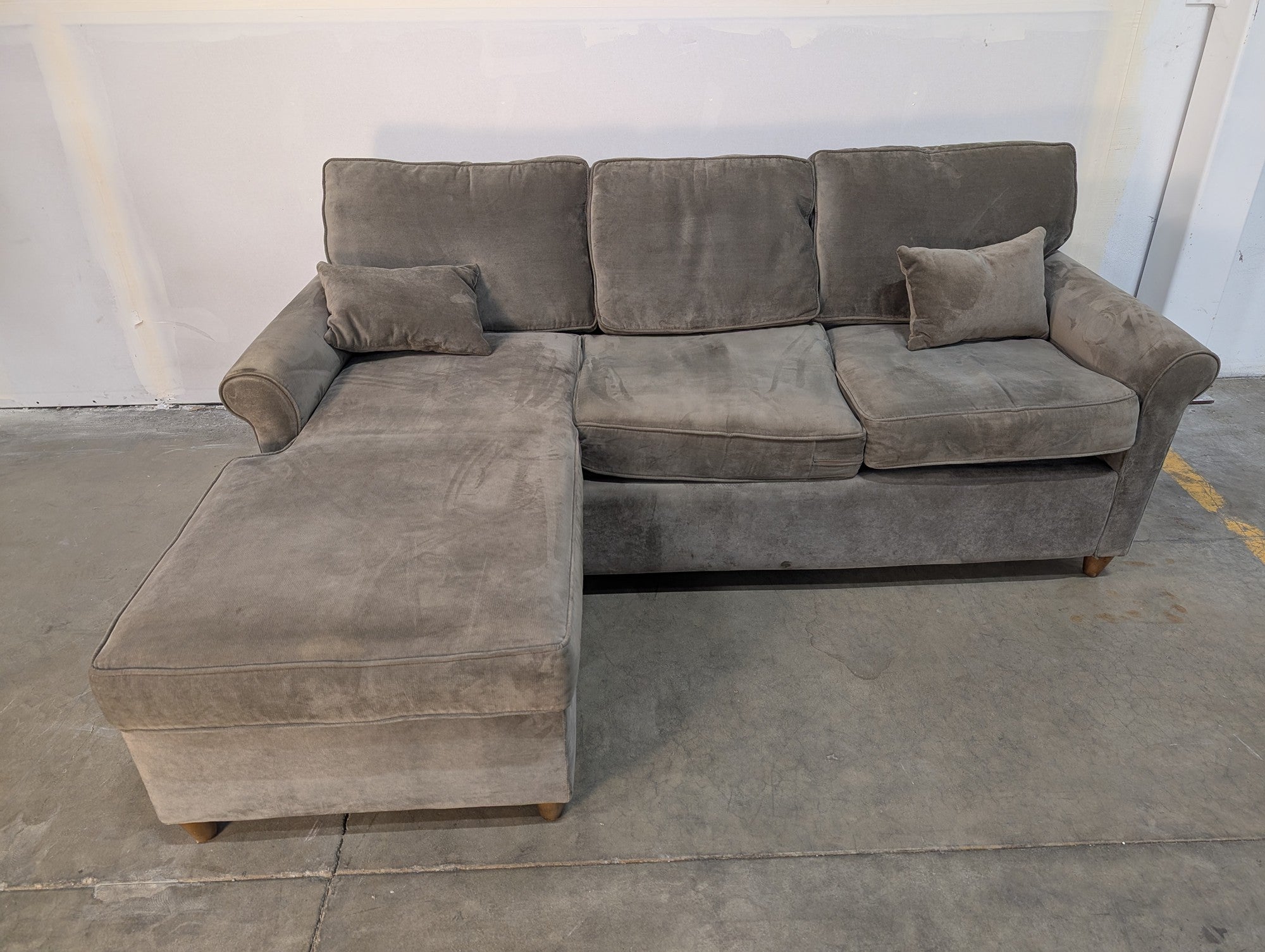 Comfortable Gray Fabric Sectional Sofa with Left-Facing Chaise